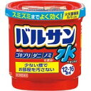 □商品説明 ・水につけるだけの簡単始動 ・少ない煙でスミズミまでよく効く 【効能・効果】 ゴキブリ、屋内塵性ダニ類、イエダニ、ノミ、トコジラミ（ナンキンムシ）、ハエ成虫、蚊成虫の駆除 【成分・分量】 〔有効成分〕 メトキサジアゾン・・・6% ペルメトリン・・・8% 添加物として アゾジカルボンアミド、酸化亜鉛、ヒプロメロース、ソルビタン脂肪酸エステル、香料、その他1成分を含有します。 【用法・用量】 (天井までの高さ2.5mを目安として) ＜適用害虫＞ ゴキブリ、屋内塵性ダニ類、イエダニ、ノミ、トコジラミ（ナンキンムシ） 12.5g：6-8畳（10-13平方メートル）に1個 25g：12-16畳（20-26平方メートル）に1個 ＜適用害虫＞ ハエ成虫、蚊成虫 12.5g：12-24畳（20-40平方メートル）に1個 25g：24-48畳（40-80平方メートル）に1個 【使用方法】 必ずご使用前にお読みください 〔使用前に準備すること〕 1.部屋(窓や換気口など)を閉め切り、害虫の隠れ場所となる戸棚、引き出し、押入れなどを開放する。なお、食品、食器、おもちゃ、寝具、衣類、仏壇仏具などは直接煙が触れないように、ビニールシートや新聞紙でカバーをするか、部屋の外に出す。 2.煙が触れないようにテレビ、パソコン、オーディオ製品などの精密機器やピアノなどの楽器にはカバーをする。ディスクやテープ類は付属のケースに入れる。 3.ペット類や観賞魚、植物などは部屋の外に出す。 4.煙を感知する火災警報器、微粒子を感知するガス警報器は反応することがあるので、袋などで覆う。 ・火災警報器、ガス警報器の取扱いについては、付属の説明書をよく読みご使用ください。 ・他の対処法:取り外す、プラグを抜く ・使用後は必ず元に戻してください 〔水ではじめるバルサンを始める〕 1.フタを外し、天面のシールをはがす。金属缶の入ったアルミ袋、添付文書、警報器カバーを取り出す。 ※アルミ袋は使用直前に開封してください。 2.水をプラスチック容器の黒破線のところまで正しく入れる。 ※水を入れ過ぎたり、水が少ないと効果に影響を与えることがあります。 水を入れたプラスチック容器を部屋の床面のほぼ中央に置く。 アルミ袋を開け、金属缶を取り出し、↑が上になるように水に浸してフタをはめる。 3.約30秒後に約20-30秒間勢いよく煙が出る。(その後徐々に弱まり、約8分間続く)煙が出始めたら部屋の外に出て、2-3時間またはそれ以上、そのまま部屋を閉め切る。 ※まれに熱によってフタ、プラスチック容器が変形することがありますが、安全性、有効性等の品質に影響はありません。 〔使用後に行うこと〕 1.所定時間部屋を閉め切った後、煙を吸い込まないようにして窓や扉を開放し、充分に換気してから中に入る。 2.部屋の床は駆除した害虫を除去するため、掃除機をかける。 3.食器などが煙に触れた場合は、水洗いしてから使う。 4.使用後の容器は、各自治体の廃棄方法に従って捨てる。 ※屋内塵性ダニ類は死骸もアレルギーの原因になると言われています。 バルサンをした後、畳・カーペットのダニは掃除機をかけ取り除きましょう。 寝具類のダニ退治には、天日干し後、入念に掃除機をかけるか、クリーニングをおすすめします。 〔お部屋を閉め切る時間〕 ○ゴキブリ、屋内塵性ダニ類、イエダニ、ノミ、トコジラミ(ナンキンムシ)、ハエ成虫、蚊成虫の駆除 2-3時間またはそれ以上 【使用上の注意】 ＜してはいけないこと＞ この説明文書をよく読み、定められた使用方法を守ってお使いください。 間違った使い方をすると効力不足や健康を損ねることがあります。(守らないと副作用・事故などが起こりやすくなります。) 1.病人、妊婦、小児は薬剤(煙)に触れないようにしてください。 2.煙を吸い込まないよう注意してください。万一吸い込んだ場合、咳き込み、のど痛、頭痛、気分不快等を生じることがあります。 3.退出後、必ず2~3時間以上経過してから入室してください。換気のために入室する際、刺激に敏感な方は薬剤を吸い込むと咳き込み、呼吸が苦しくなることがあります。必ず、タオルなどで口や鼻を押さえて薬剤を吸い込まないようにしてください。 4.煙が出始めたら部屋の外に出て、所定時間(2-3時間)以上経過しないうちに入室しないでください。煙が流入する可能性があるので、密閉性の低い隣室にはいないようにしてください。 5.使用後は充分に換気をしてから中に入ってください。 ＜相談すること＞ 1.煙を吸って万一身体に異常を感じたときは、できるだけこの説明文書を持って直ちに本品がオキサジアゾール系殺虫剤とピレスロイド系殺虫剤の混合剤であることを 医師に告げて、診療を受けてください。 2.今までに薬や化粧品等によるアレルギー症状(発疹・発赤、かゆみ、かぶれなど)を起こしたことのある人は、使用前に医師又は薬剤師に相談してください。 【その他の注意】 1.定められた使用方法、使用量を厳守してください。 2.煙を感知するタイプの火災警報器・火災報知器、微粒子を感知するタイプのガス警報器は、反応することがあります。特に直下では使用しないでください。警報器に 覆いなどをした場合には、絶対にとり忘れないようにして、必ず元に戻してください。 火事と間違われないよう、近所にくん煙中であることを伝言してください。 大規模な駆除や夜間に使う場合は、消防署に連絡してください。 3.食品、食器、おもちゃ、飼料、寝具、衣類、貴金属、仏壇仏具、美術品、楽器、はく製、毛皮、光学機器などに直接煙が触れないようにしてください。また、ペット、観賞魚、植物は部屋の外に出してください。 4.精密機器(テレビ、パソコン、オーディオ製品、ゲーム機など)にはカバーをかけ、ブルーレイディスク、DVD、CD、MD、フロッピーディスク、磁気テープなどは直接煙に触れるとまれに障害を起こすことがあるので、専用ケースに収納してください。大型コンピューターのある所では使用しないでください。 5.銅、シンチュウ、亜鉛メッキ、銀メッキ製のものは変色することがあるので、覆いをするか部屋の外に出してください。 6.紙、衣類、寝具類、ポリ袋やプラスチック製品など燃えやすい物が倒れるなどで本品使用中に覆いかぶさると変色や熱変性を起こすことがあるので、必ず届かない所 に移してから本品を使用してください。 7.薬剤が皮膚に付いたときは、石鹸でよく洗い、直ちに水でよく洗い流してください。 8.加えた水が少なく、未反応薬剤が残った場合には、再び水を加えると薬剤が反応し熱くなりますので、水を加えないでください。 【保管及び取扱いの注意】 1.飲食物、食器及び飼料などと区別し、直射日光や火気・湿気を避け、小児の手の届かない温度の低い場所に保管してください。 2.使用後の容器は、各自治体の廃棄方法に従い捨ててください。 [その他の記載内容] 警報器に覆いをした場合は必ず取り外す。 【注意】 人体に使用しないこと 【発売元、製造元、輸入元又は販売元】 レック株式会社 消費者サービス部 電話：03-6661-9941 受付時間：平日9：00-16：00 □JANコード 4580543940132 □商品区分 【第2類医薬品】 □原産国または生産国 日本 □使用期限医薬品に関して特別表記の無い限り、1年以上の使用期限のものを販売しております。 1年以内のものに関しては使用期限を記載します。 副作用被害救済制度のお問い合わせ先 (独)医薬品医療機器総合機構 電話 0120-149-931(フリーダイヤル) 広告文責　有限会社VISIONARYCOMPANY　 ドレミドラッグ　登録販売者　岩瀬　政彦 電話番号:072-866-6200 【医薬品販売における記載事項】 ※パッケージデザイン等は予告なく変更されることがあります。