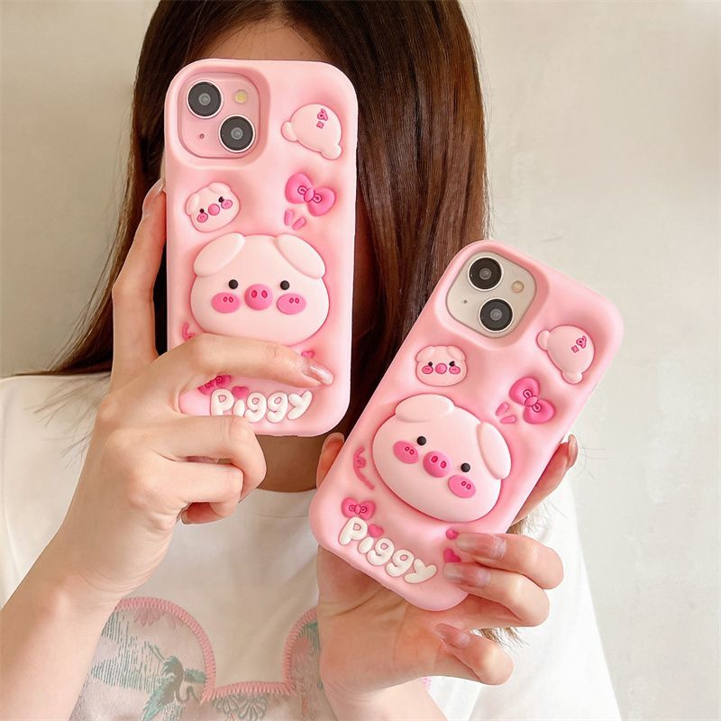 Rakuten - 送料無料 iPhone16 ケース 互換品 ふわふわ 秋冬 pig 豚 ブタ スタンド付き かわいい レンズカバー ぬいぐるみ アイフォン15 14 14prom