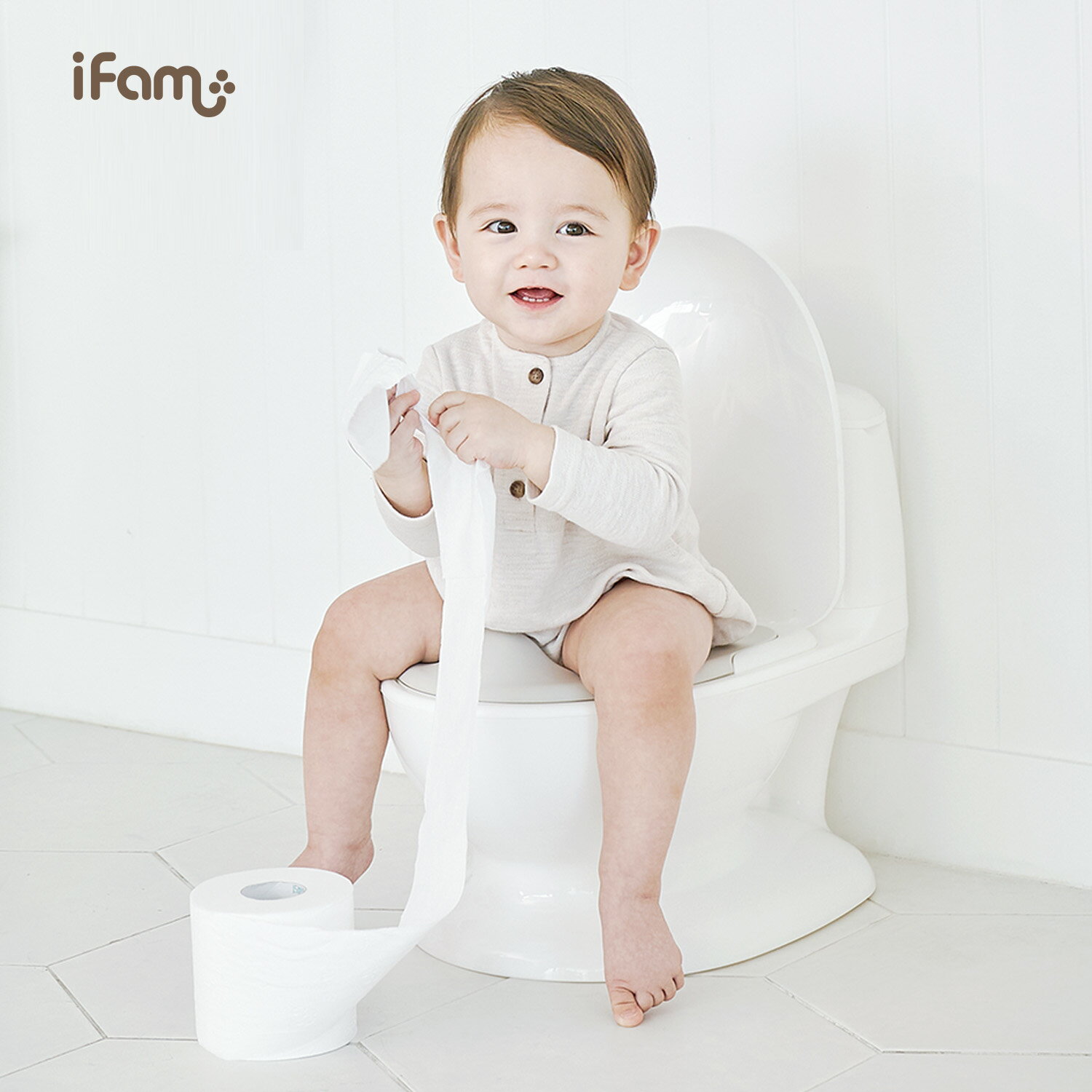 EASY DOING SOFT BABY POTTYベビートイレ ブランド iFam（アイファム） サイズ 幅299×高さ390×奥行453 mm ※測る位置により±2~3%程度の誤差が生じる場合がございます。 素材 T30S/TPR/PU 重量 約2.13kg 使用年齢 1歳〜6歳（モデル年齢:12ヶ月） 制限荷重 25kg 生産国 中国(OEM) ご使用上の注意 ・必ず保護者のもとでご使用し、お子様の行動には十分ご注意ください。 ・火気の近くに置かないでください。変形する恐れがあります。 ・便器のふたに過度にもたれかからないでください。後ろに倒れるか折れる恐れがあります。 　また、ふたに指を挟まないようご注意ください。 ・製品を高いところに設置しないでください。 ・床が平らな場所でご使用ください。 ・ご使用後はすぐに洗浄し水気をとって湿気のない場所で保管してください。 【乾電池ご使用時の注意】 ・正しい使用方法で使用してください。 ・乾電池の交換、管理は保護者の方が行ってください。 ※上記の警告・注意をご理解、ご了承いただいた上、正しくご使用ください。 誤った設置とご使用方法により生じた事故につきましては、弊社は責任を負いません。 注意事項 ・ご利用のデバイスやPCモニタのカラー設定等により若干異なった色に見える場合がございます。イメージ違いによる返品交換はお客様都合によるものとさせていただきます。ご了承くださいませ。（赤が青に見える等、明らかに色が異なっていた場合は弊社負担の返品交換の対象となります）本物に近いベビー用トイレで まねっこトイレトレーニング 柔らかな曲線とベストなサイズ感、 ふわふわの便座でトイレトレーニングを始めることができ、 さらにこどもの楽なトイレ姿勢を導きます。 本体が本物のトイレに似ているため、 大人の真似をしたがるこどものトイトレにおすすめです。 また、大人の便器を使うときの抵抗感を軽減します。 流水音が流れるボタン付き！ 本物のトイレに近い感覚を養うことができます。 店長からのオススメPOINT! 【大きめサイズで使いやすい！ベビートイレ】 本物に近いシンプルで他のインテリアを邪魔しないデザインのソフトベビートイレ 赤ちゃんのお尻が触れる面は柔らか素材で作られているからとっても座りやすい♪ 飛び散り防止の形状だから女の子はもちろん男の子も安心してトイレができます。 背面にはティッシュ入れがついていて機能性も抜群です。 押すと水が流れる音がするサウンドボタン付き！ 楽しくトイレトレーニングができます。 なかなかトイトレができないお子さま、これから始めようと思っているご家庭におすすめです。パパママのまねっこでトイレトレーニング始めてみませんか(^^)