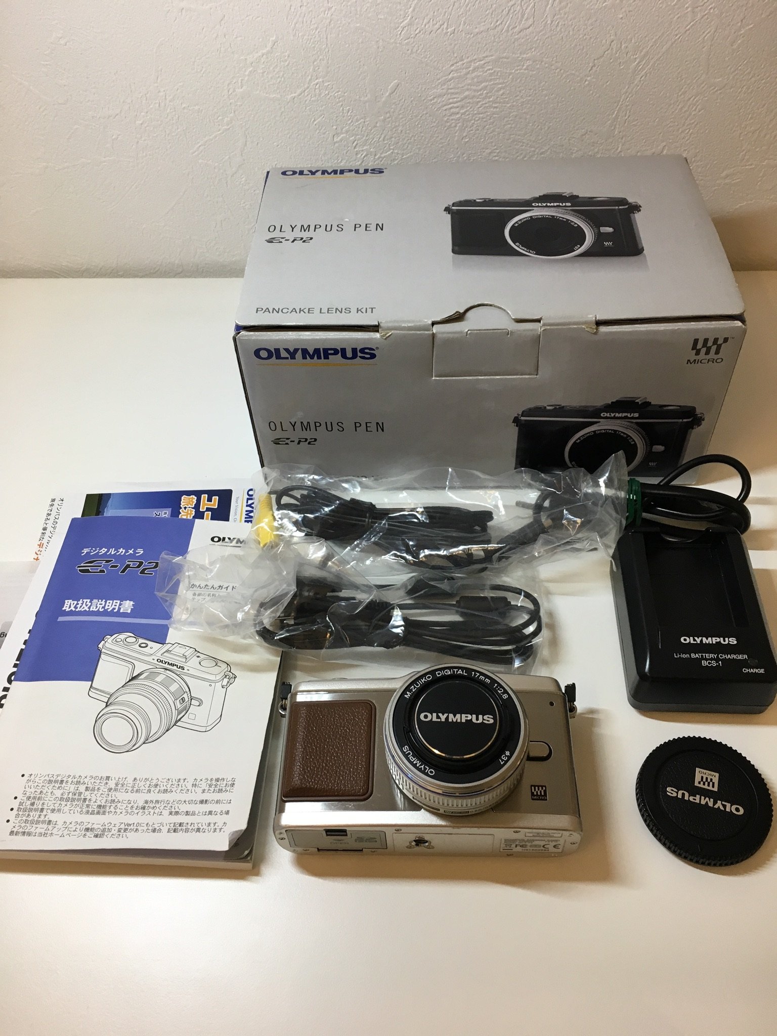 【中古】【非常に良い】OLYMPUS ミラーレス一眼 PEN E-P2 パンケーキキット シルバー E-P2PKIT-SLV