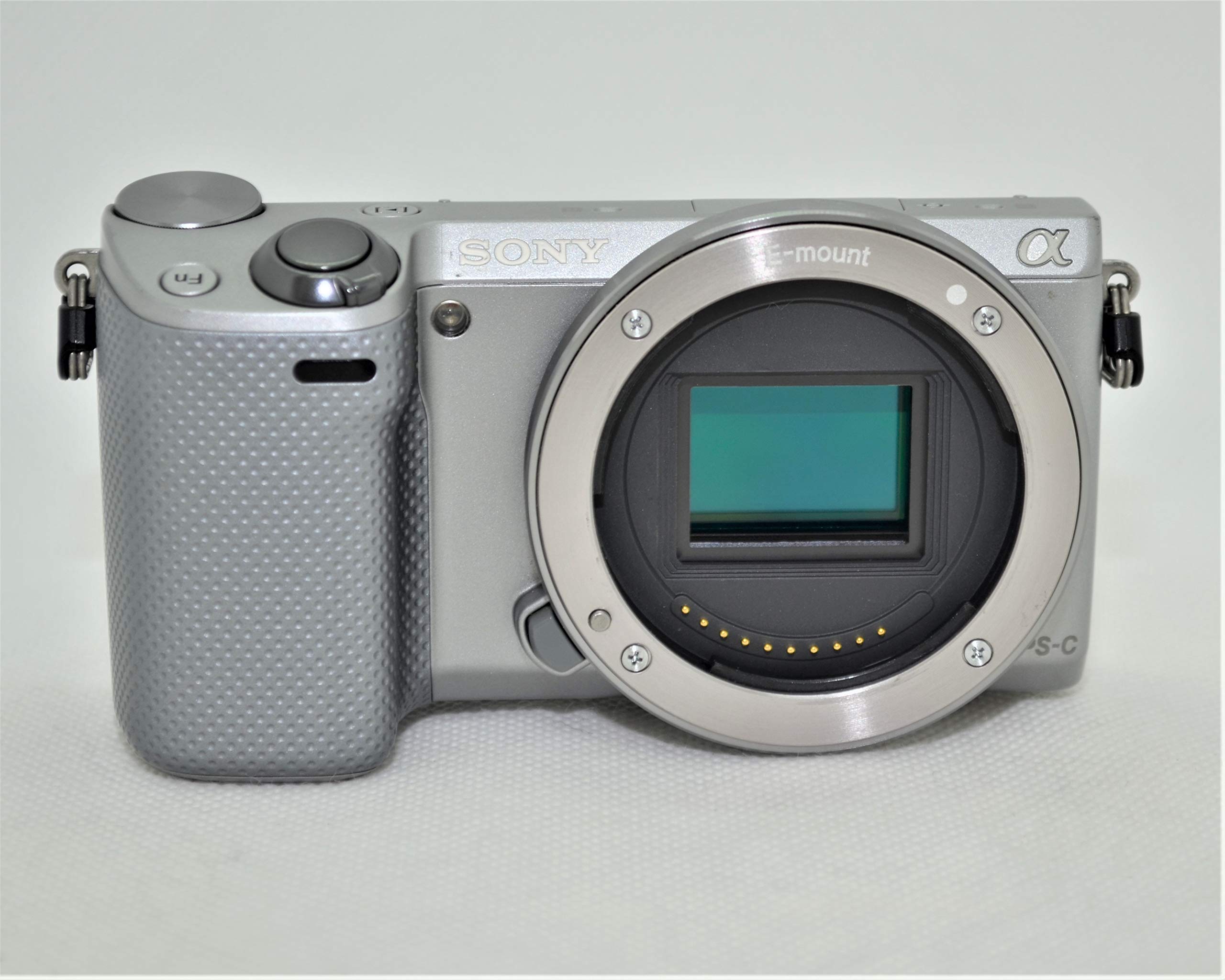 【メーカー名】SONY【メーカー型番】【ブランド名】ソニー(SONY)【商品説明】NEX-5R シルバー ボディ・画像はイメージ写真ですので付属品など画像の通りではないこともございます。　付属品については商品タイトルに記載がない場合がありますので、　ご不明な場合はメッセージにてお問い合わせください。・当店ではレコード盤には商品タイトルに［レコード］と表記しております。　表記がない物はすべてCDですのでご注意ください。・当店では初期不良に限り、商品到着から7日間は返品を 受付けております。　お問い合わせ・メールにて不具合詳細をご連絡ください。・他モールとの併売品の為、完売の際はキャンセルご連絡させて頂きます。・中古品の商品タイトルに「限定」「初回」「保証」「DLコード」などの表記がありましても、　特典・付属品・帯・保証等は付いておりません。・電子辞書、コンパクトオーディオプレーヤー等のイヤホンは写真にありましても　衛生上、基本お付けしておりません。※未使用品は除く・品名に【import】【輸入】【北米】【海外】等の国内商品でないと把握できる表記商品について　国内のDVDプレイヤー、ゲーム機で稼働しない場合がございます。予めご了承の上、購入ください。・掲載と付属品が異なる場合は確認のご連絡をさせて頂きます。ご注文からお届けまで1、ご注文⇒ご注文は24時間受け付けております。2、注文確認⇒ご注文後、当店から注文確認メールを送信します。3、お届けまで3〜10営業日程度とお考えください。4、入金確認⇒前払い決済をご選択の場合、ご入金確認後、配送手配を致します。5、出荷⇒配送準備が整い次第、出荷致します。配送業者、追跡番号等の詳細をメール送信致します。6、到着⇒出荷後、1〜3日後に商品が到着します。　※離島、北海道、九州、沖縄は遅れる場合がございます。予めご了承下さい。・お電話でのお問合せは少人数で運営の為受け付けておりませんので、お問い合わせ・メールにてお願い致します。★お客様都合によるご注文後のキャンセル・返品は　お受けしておりませんのでご了承ください。