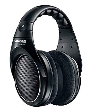 【中古品】【国内正規品】SHURE オープン型 プロフェッショナル・ヘッドホン SRH1440【メーカー名】Shure Incorporated【メーカー型番】SRH1440【ブランド名】SHURE【商品説明】【国内正規品】SHURE オープン型 プロフェッショナル・ヘッドホン SRH1440プロフェッショナル・オープンバック・ヘッドホンSRH1440はなめらかで魅力的なデザインを備えた、マスタリングやクリティカルリスニング用に開発されたヘッドホンです。精緻な高域と豊かな低域を伴ったフルレンジオーディオを提供します。プレミアムパッド入りのスチールフレーム・ヘッドバンドにより長時間の使用でも快適性を提供します。保管ケース、交換用ベロア素材イヤパッド1組、交換用ケーブルが付属しており、長期に渡りヘッドホンをお楽しみいただくことができます。当店では初期不良に限り、商品到着から7日間は返品を 受付けております。万が一、品切れの場合は2週間程度でお届け致します。""ご注文からお届けまで""1、ご注文⇒ご注文は24時間受け付けております。2、注文確認⇒ご注文後、当店から注文確認メールを送信します。3、在庫確認⇒国内在庫：3〜5日程度でお届け。　海外在庫：2週間程度でお届け。""　※中古品は受注後に、再メンテナンス、梱包しますので　お届けまで3日〜7日程度とお考え下さい。""　※在庫切れの場合はご連絡させて頂きます。4、入金確認⇒前払い決済をご選択の場合、ご入金確認後、配送手配を致します。5、出荷⇒配送準備が整い次第、出荷致します。配送業者、追跡番号等の詳細をメール送信致します。6、到着⇒出荷後、1〜3日後に商品が到着します。　※離島、北海道、九州、沖縄は遅れる場合がございます。予めご了承下さい。