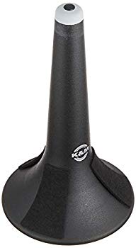【状態　非常に良い】(中古品)K&M トランペットスタンド(3本脚) ST152/1【メーカー名】K&M【メーカー型番】ST1521【ブランド名】K&M【商品説明】K&M トランペットスタンド(3本脚) ST152/1フェルトパッド付きプラスティック製ペグ。折り畳むとベルの中に収納できます。シンプルな3本足タイプ。当店では初期不良に限り、商品到着から7日間は返品を 受付けております。品切れの場合は2週間程度でお届け致します。ご注文からお届けまで1、ご注文⇒24時間受け付けております。2、注文確認⇒当店から注文確認メールを送信します。3、在庫確認⇒中古品は受注後に、再メンテナンス、梱包しますので　お届けまで3日〜10日程度とお考え下さい。4、入金確認⇒前払い決済をご選択の場合、ご入金確認後、配送手配を致します。5、出荷⇒配送準備が整い次第、出荷致します。配送業者、追跡番号等の詳細をメール送信致します。6、到着⇒出荷後、1〜3日後に商品が到着します。当店はリサイクル専門店につき一般のお客様から買取しました中古扱い品です。ご来店ありがとうございます。