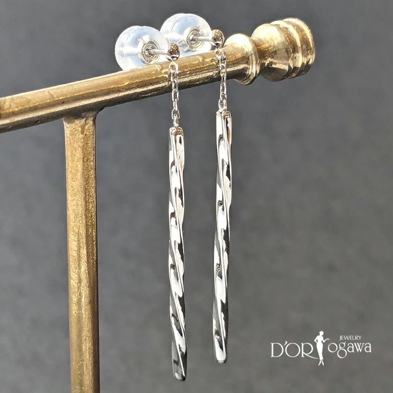 Rakuten - プラチナ ツイスト ロング ピアスPt900 Pt Platinum 白金 メタル 地金 ピアス 大人かわいい ゆれる 揺れる シンプル 華奢 細い ライン 細身 バー ツイスト スタッドピアス きらきら 繊細 レディース 送料無料 日本製