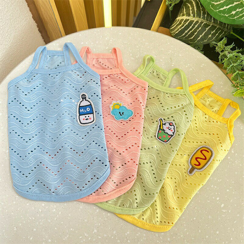 【通気性抜群】通気性と速乾性で快適 通気性が良く、速乾性にも優れているため、汗をかいてもすぐに乾きます。暑い季節もおしゃれに楽しむことができます。【着脱簡単】伸縮性抜群で動きやすい 伸縮性に優れた素材を使用しているため、ワンちゃんが自由に動き回れます。着脱も簡単で、ストレスフリーな着心地です。【4色展開】夏の定番!イエローグリーンブルーピンクをプラスした4色展開で、男の子、女の子問わず着用できます。多頭飼いの方は色違いやお揃いにして楽しめます。【適用タイプ】チワワ、テディ、プードル、パピヨン、ポメラニアン、ヨークシャーテリア、ビションフリーゼ、フレンチブルドッグ、マルチーズ、コッカースパニエル、ビションフリーゼなど中小型犬用、猫にちょうどよい大きさです。※こちらの商品に含まれているのは犬用のお洋服のみです。それ以外のアイテムは撮影用の小道具になりますので、予めご了承ください。※画像はご覧になっているモニターやPCなどの環境により、実物と多少カラーが異なる場合がございます。※ページに記載の通りですが、製造時期や改良などによって仕様が若干異なる場合がございますので何卒ご了承下さい。※色味やサイズが異なるなどのクレームはご対応致しかねますので、ご了承ください。※商品のサイズは採寸方法によって、若干な誤差が生じる場合はあります。ご了承ください。※こちらの対応と商品について何かご不満がありましたら、「レビュー」を付ける前に一度ショップとご連絡してお願いいたします、ショップの誠意を持って最後まで対応させていただきます。犬服 夏 タンクトップ 冷感 メッシュ ペット ペットグッズ 人気 イエロー グリーン ピンク ブルー XS S M L XL