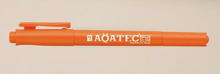※取寄せ品となる為メーカーに在庫があれば1週間程度でお届けいたします。メーカー欠品の場合はお待ちいただく場合もございます。※取寄せ品につき、お客様都合によるご注文後のキャンセルおよび返品はお受けできません。●にじまずに、色あせにも強く、なめらかな書き味です。●紙、ガラス、金属、プラスチック、木材、陶器などあらゆる素材に対応。●臭いがなく、裏写りしません。●入数：1本●インク色：橙●線巾：極細0.5/細字0.6〜1.0mm●長：141mm●インク種類：水性顔料●材質：プラスチック製●JANコード：4902071653771※商品コード：00771（1）寺西化学 マジック　アクアテック　アクアテックスリム（0．5mm・0．6〜1．0mm）（2）寺西化学 マジック　アクアテック　アクアテックスリム（0．5mm・0．6〜1．0mm）（3）寺西化学 マジック　アクアテック　アクアテックスリム（0．5mm・0．6〜1．0mm）（4）寺西化学 マジック　アクアテック　アクアテックスリム（0．5mm・0．6〜1．0mm）（5）寺西化学 マジック　アクアテック　アクアテックスリム（0．5mm・0．6〜1．0mm）