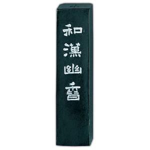 ※取寄せ品となる為メーカーに在庫があれば2週間程度でお届けいたします。メーカー欠品の場合はお待ちいただく場合もございます。※取寄せ品につき、ご注文後のキャンセルはお受けできません。予めご了承ください。●一般練習用●入数：1個●唐墨の柔らかな墨色と和墨の爽やかさを兼ね備える。●JANコード：4901427000542※商品コード：078-01524（2）呉竹　墨　和漢　幽香　4．0丁型