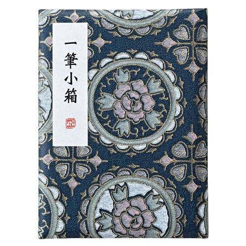 ※取寄せ品となる為メーカーに在庫があれば1週間程度でお届けいたします。メーカー欠品の場合はお待ちいただく場合もございます。※取寄せ品につき、お客様都合によるご注文後のキャンセルおよび返品はお受けできません。●小さくてかわいい紙箱に小筆・墨・硯をセットしました。●贈り物やお土産におすすめの商品です。●入数：1本●サイズ：102×22×118mm●重量：156g●墨：煤・膠/筆：ABS・馬毛・PEs/硯：天然石/個箱：ボール紙(加工紙貼)●原産国：墨：日本/筆：中国/硯：中国/個箱：日本●JANコード：4901427349191※商品コード：078-02680