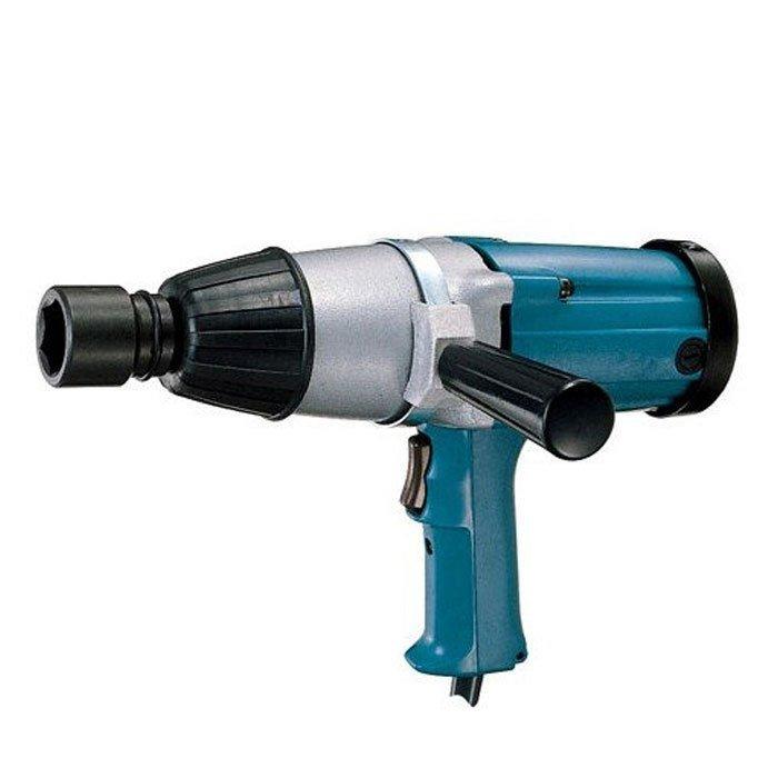 商品情報 マキタ　インパクトレンチ　6906　ソケット付 角ドライブ 　19sq(mm) 締付け能力 　普通ボルトM16〜M22　高力ボルトM16〜M20 最大締付けトルク 　588N・m(6000kgf・cm) 回転数 　1,700min-1 打撃数 　1,600min-1 電源 　100V/200V 電流 　11A/5.5A 消費電力 　1,050W コード 　2.5m 質量 　5kg 寸法 　325mm 標準付属品 　ケース・ソケット32-52・サイドグリップ