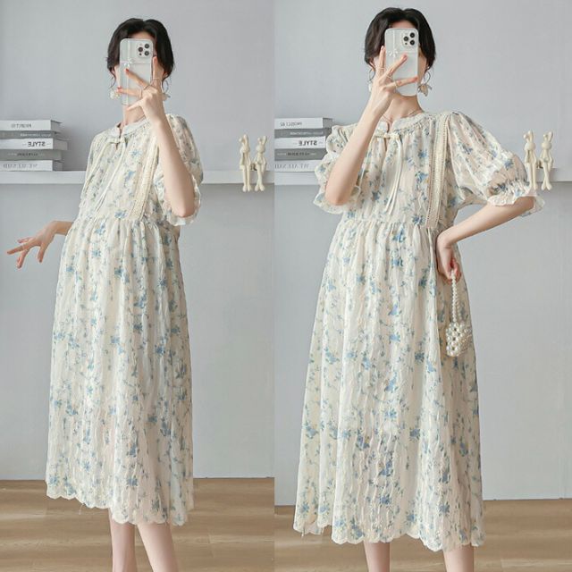 ゆったりマタニティワンピース 花柄のふんわり涼しげなデザイン、肌にやさしい快適な高品質生地。 V字のスリットで襟ぐりがすっきりと首のラインを美しく見せます。 気になる二の腕が隠れる七分袖、胸元のギャザーとリボンがエレガントなデザイン。 ふんわりとしたウエストは妊娠初期〜産後、また妊婦ではないかたでも 普段着として着用できます。 サイズ：M~2XL カラー：ホワイト 主な生地構成素材：ポリエステル 【トラブル防止のため、ご注文前に必ずお読みください】 ・お客様のお使いのモニター発色によって実際の商品と色合いが異なる場合がございます。 ・税金の変動により、金額も変動することもございます。 ・下記の商品は、衛生商品のため返品交換不可です。 下着、マスク、給水パック、サポーター、インソール等。 サイズ交換の情報があっても衛生商品のため、不可となります。