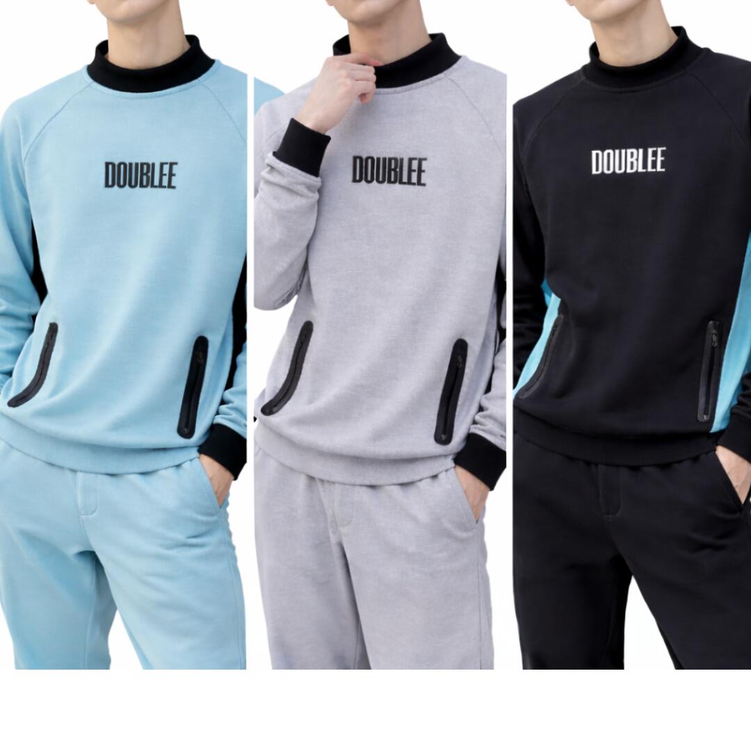 ゴルフ場の視線を独占。スイングに追従する機能美スウェット。 動きやすさと収納力を極めた、DOUBLEE GOLFの自信作。 ■ 究極の「動ける」を実現 ほどよい厚みのある生地は、型崩れしにくく快適な着心地。最大の特徴は、両サイドに配したリブ素材。これが、スイング時のねじれやつっぱりを驚くほど解消し、自由な可動域を確保します。 ■ 大切なツールを落とさない、安心の収納力 両サイドには、利便性の高いジップ付きポケットを搭載。スマホ、ボール、ティーなど、プレーに必要なアイテムを安心して収納でき、激しいスイング中も飛び出しません。 ■ 洗練のセットアップスタイル 同素材のジョガーパンツと合わせて、ワンランク上の洗練されたコーディネートが完成します。同色で統一感を高めても、上下で色を変えて自分だけのスタイルを楽しんでも面白い、万能アイテムです。 ■ ゴルフ場に映える、3つの洗練カラー コースで圧倒的な存在感を放つ鮮やかなエメラルドグリーン。クールでどんなスタイルにも合わせやすいブラック。上品で落ち着いた大人の印象を与えるグレー。あなたのプレースタイルに合わせて選べます。 ▼セットアップ用のパンツはこちら▼ ■ サイズ表 サイズ 着丈 身幅 肩幅 袖丈 M 67 50 45 61 L 70 53 48 62 XL 73 56 50 63 ※単位はcm（平置き実寸）。多少の誤差が生じる場合がございます。