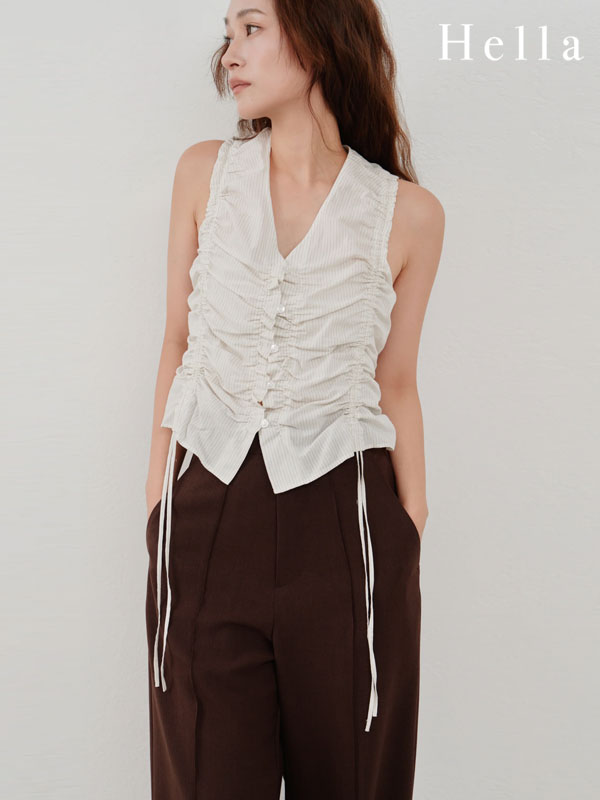 フロントに寄せたギャザーが目を引くノースリーブブラウス。