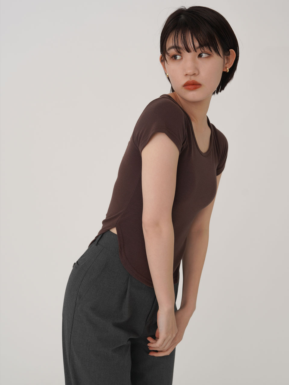 【スプリングセール60%OFF】【即納】 エギュゼ iGUISER トップス cropped U-neck T-shirt (brown) クロップドUネックTシャツ 半袖 ミドル丈 ミニ丈 ig-009