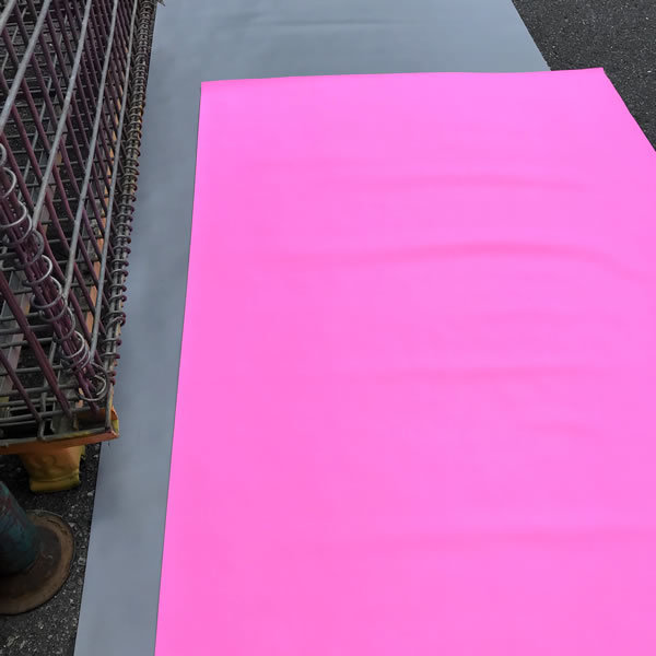 切り売り ビニールマット ピンク カシミヤ 厚み1.0mmx幅92cmx長さ1m【長さカット販売】 ビニールシート 塩ビシート 塩ビマット 養生シート 養生マット サラサラ 棚 床 保護 建築資材 ガーデニング デスクマット ベランダ 車内 工場内 桃色 丈夫 PVC 工場直売 [3]