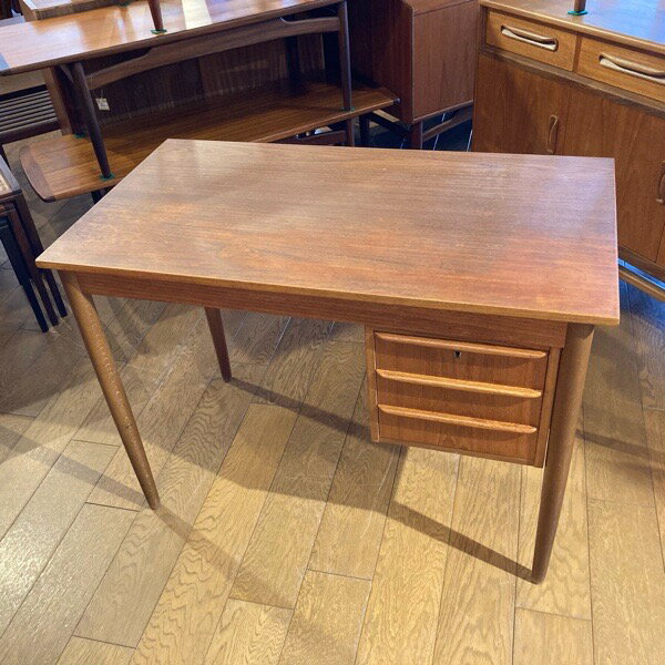 【デンマーク製 北欧ビンテージ家具】 ダニッシュ チーク デスク Danish Teak Desk（0307-021）【ダブルデイ/DOUBLEDAY/アンティーク/ビンテージ/デンマーク/北欧/家具/雑貨】 1