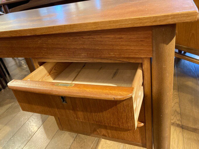 【デンマーク製 北欧ビンテージ家具】 ダニッシュ チーク デスク Danish Teak Desk（0307-021）【ダブルデイ/DOUBLEDAY/アンティーク/ビンテージ/デンマーク/北欧/家具/雑貨】 3