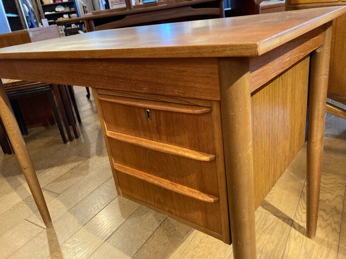 【デンマーク製 北欧ビンテージ家具】 ダニッシュ チーク デスク Danish Teak Desk（0307-021）【ダブルデイ/DOUBLEDAY/アンティーク/ビンテージ/デンマーク/北欧/家具/雑貨】 2