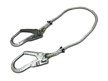 ロープ種類ナイロン型番DOYS16-10仕様●国産繊維ロープ・ナイロン●白色●荷揚げ用ロープ●両端大口径フック付（藤井電工　FS90Z）●ロープ径16mm●ロープ長さ10m特長●ナイロンロープ、強靭で伸縮性に優れたナイロン繊維を使用したロープです。●衝撃吸収性が高く、荷重のかかる場面での耐久性に優れています。●耐摩耗性・耐薬品性も良く、工業・建設・アウトドアなど幅広い用途で活躍します。●両端に大口径フック付きで、取り付け・固定が簡単です。用途●建築現場等の荷揚げ作業ロープに。●クレーン設置ができない場所や狭い場所での資材荷揚げ、荷下ろし作業ロープとして。●塗装工事時の足場部材の荷揚げ・荷下ろし作業に。●高所リフト作業車での電工バケツ等の荷揚げ、荷下ろしに。その他お客様や現場のご要望に合わせた、いろいろな長さのものを作成できますので、ご相談下さい。生産国日本納期通常翌日〜4日発送DOYS16-10