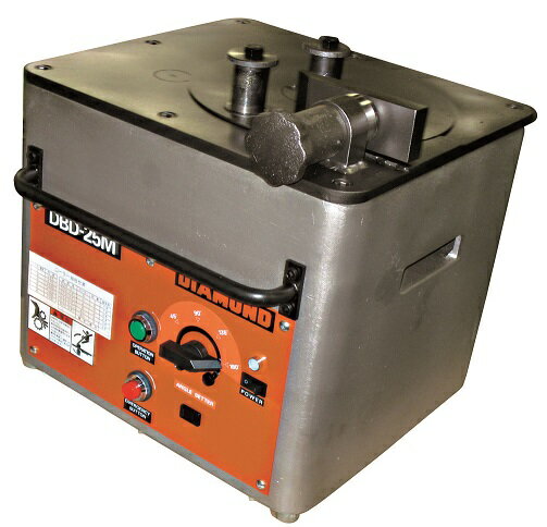 《仕様》●曲げ速度：180度 7秒●曲げ角度：0〜180度●曲げR：17.5〜44R●曲げ可能径：SD345 D10〜D25●電源・電流：単相100V 18A(1710W)●本体寸法(LXWXH)：482X380X420mm●質量：68.0(3芯・4.0mコードを含む)●非常時停止スイッチ■付属品：工具セット、ローラーセット、アースロット棒、フットスイッチ《特長》●180度の曲げ加工が7秒で可能です。●角度設定はワンタッチで切り替え可能です。●非常停止スイッチが付いて万が一の時も安心です。●フープ・スタラップ・段筋曲げも可能です。【配送料について】●こちらの商品はお届け先により配送料が異なります。●また、荷降ろしの為フォークリフト等の設備が必要な場合がございます。●ご注文後にメールにてご案内させて頂きます。※事前にお問合せ頂いても構いません。【お支払い方法について】●こちらの商品はメーカーからの直送となります。代金引換のお支払い方法はご利用になれません。●代金引換にてご注文頂いた場合はご注文をキャンセルとさせて頂く場合がございますので予めご了承下さいませ。《仕様》●曲げ速度：180度 7秒●曲げ角度：0〜180度●曲げR：17.5〜44R●曲げ可能径：SD345 D10〜D25●電源・電流：単相100V 18A(1710W)●本体寸法(LXWXH)：482X380X420mm●質量：68.0(3芯・4.0mコードを含む)●非常時停止スイッチ■付属品：工具セット、ローラーセット、アースロット棒、フットスイッチ《特長》●180度の曲げ加工が7秒で可能です。●角度設定はワンタッチで切り替え可能です。●非常停止スイッチが付いて万が一の時も安心です。●フープ・スタラップ・段筋曲げも可能です。