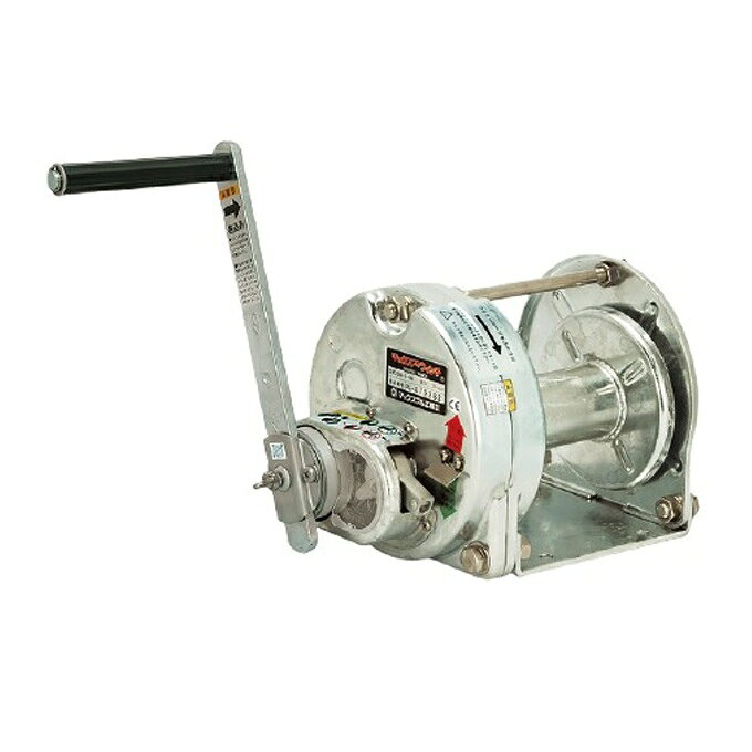 《仕様》●スチール製●ワイヤロープ引張力：2940N(300kgf)φ6ワイヤロープ巻込5層目基準●ワイヤロープ収容量：φ6×32m (6層巻込み)●ハンドル長さ(有効最大)：250mm●自重(本体+ハンドル)：14.1kg※商品の詳細はメーカーサイトにてご確認ください。《特長》●スチール製ボディ表面に溶融亜鉛メッキを施し、ボルトナット類にはSUS-304製を使い耐塩性・防錆製に優れています。●ステンレス製ウインチより低価格を実現しておりコストパフォーマンスも抜群です。【お支払い方法について】●こちらの商品はメーカーからの直送となります。代金引換のお支払い方法はご利用になれません。●代金引換にてご注文頂いた場合はご注文をキャンセルとさせて頂く場合がございますので予めご了承下さいませ。《仕様》●スチール製●ワイヤロープ引張力：2940N(300kgf)φ6ワイヤロープ巻込5層目基準●ワイヤロープ収容量：φ6×32m (6層巻込み)●ハンドル長さ(有効最大)：250mm●自重(本体+ハンドル)：14.1kg※商品の詳細はメーカーサイトにてご確認ください。《特長》●スチール製ボディ表面に溶融亜鉛メッキを施し、ボルトナット類にはSUS-304製を使い耐塩性・防錆製に優れています。●ステンレス製ウインチより低価格を実現しておりコストパフォーマンスも抜群です。