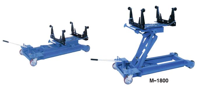 《仕様》●型式：M-1800●能力：1000kg●受板最低位：240mm●受板最高位：780mm●揚程：540mm●全長：1270mm●全幅：715mm●受板傾斜角度（前後）：30°●受板左右移動：40mm●重量：135kg《特長》●各種ト...