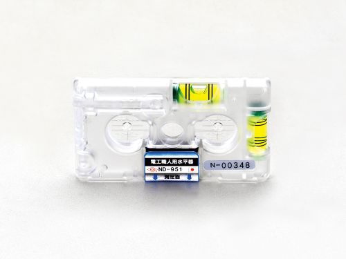 《仕様》●サイズ：95×50×11mm《特長》●取付枠の垂直だしに便利。●1運用から3運用までのけがきができます。●強力マグネット搭載。●衝撃に強いカーボネート製。《仕様》●サイズ：95×50×11mm《特長》●取付枠の垂直だしに便利。●1運用から3運用までのけがきができます。●強力マグネット搭載。●衝撃に強いカーボネート製。