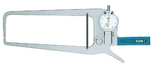 ●型式　GM21●目量（mm）　0.1●測定範囲（mm）　0〜90●指示誤差（mm） ±0.1●最大測定深さ（mm）　220●測定力（N）　5以下●質量（g）　660特長●測定が困難と思われる厚みのある大形測定物や、異形製品などの外側寸法が直接測定できます●最大測定深さ220mm●特注品の製作も可能です●型式　GM21●目量（mm）　0.1●測定範囲（mm）　0〜90●指示誤差（mm） ±0.1●最大測定深さ（mm）　220●測定力（N）　5以下●質量（g）　660特長●測定が困難と思われる厚みのある大形測定物や、異形製品などの外側寸法が直接測定できます●最大測定深さ220mm●特注品の製作も可能です