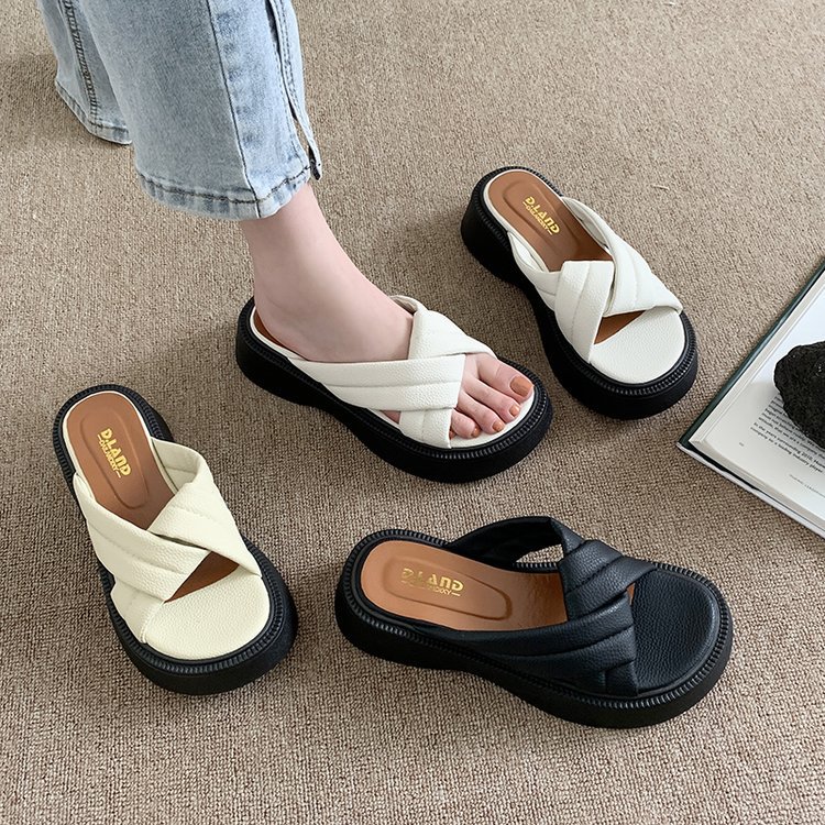 【内　容】シューズ単品【ヒール】3.5cm◆サイズ：35/内寸22.5cm 36/内寸23cm 37/内寸23.5cm 38/内寸24cm 39/内寸24.5cm40/内寸25cm【商品説明】※平置き採寸ですので多少の誤差はご容赦ください。※生産ロットによって実際の商品と画像は細部が異なる場合があります。※PC、環境、光の具合等により、色のイメージが異なって見える場合があります。※沖縄、離島は送料を1000円追加いたしますので、ご了承ください。【お店のお願い】★モデルに小物を使う場合がございますが、商品には含まれませんのでご了承ください。★ご納得頂いてご購入頂く為に、気になる点がございましたら必ずご注文前にお問合せください。★早急に対応する為、もし商品不良、破損、誤納品などがあった場合には必ずメールかお電話にてご連絡をお願いいたします。★複数のサイトで在庫を共有しておりますので、実在庫に相違が出る場合があります。万が一在庫切れや入荷待ちとなる場合はメールにてご連絡いたします。★お客様にハッピーな買い物ができるように努めて参りますので、ご愛顧のほどよろしくお願いいたします。m(__)mメーカー希望小売価格はメーカーカタログに基づいて掲載しています