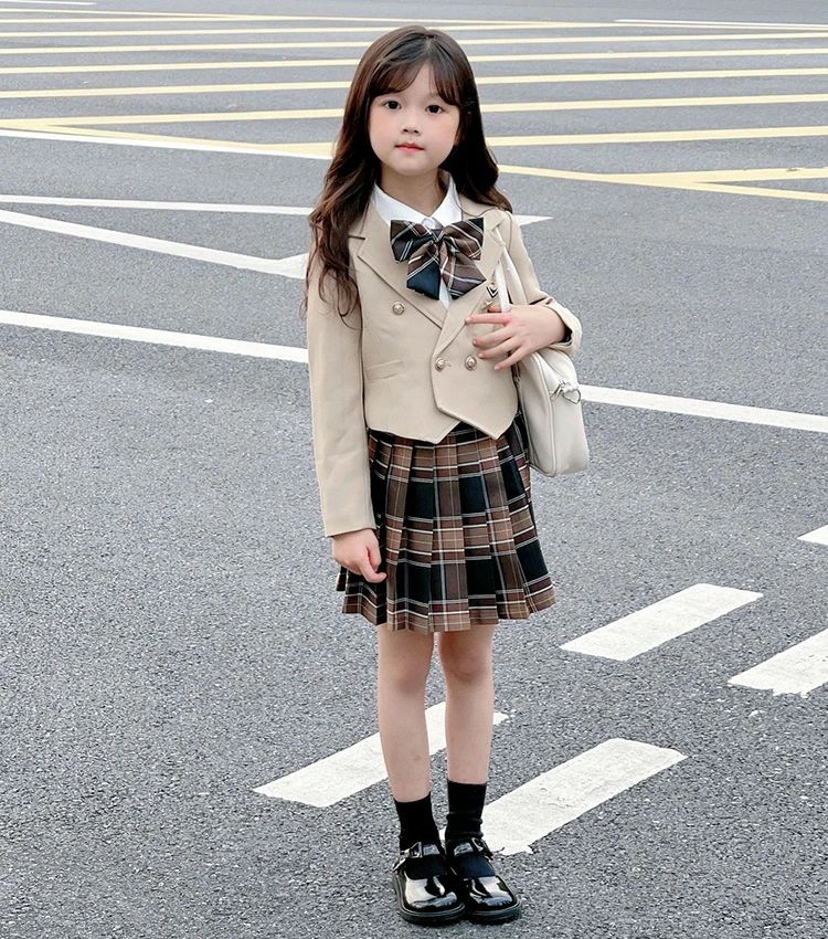 ★商品詳細 関連キーワード： 卒業式 スーツ 女の子 大きいサイズ 小学生 2点/4点セット スカートスーツ 女子制服 学生服 なんちゃって制服 フォーマルスーツ 卒業式スーツ ジュニアスーツ 入学式スーツ 面接 お受験 結婚式 発表会 学園祭 文化祭 4点セット内容：ジャケット、白シャツ、スカート、蝶ネクタイ 素材：ポリエステル・その他 参考サイズ： 90：おすすめ身長80-90cm　おすすめ体重11-13kg 100：おすすめ身長90-100cm　おすすめ体重12-16kg 110：おすすめ身長100-110cm　おすすめ体重15-19kg 120：おすすめ身長110-120cm　おすすめ体重17-22kg 130：おすすめ身長120-130cm　おすすめ体重22-26kg 140：おすすめ身長130-140cm　おすすめ体重26-33kg 150：おすすめ身長140-150cm　おすすめ体重33-37kg 160：おすすめ身長150-160cm　おすすめ体重37-42kg ※サイズは平置き、メジャー採寸を行っております。1-3cmの誤差がある場合があります。予めご了承下さいませ。 送料： ※沖縄離島地域追加送料1。 (複数注文した場合、当ストアからのメールを確認した後、ご入金お願いします。) ★注意事項 ■モデルに小物を使う場合がありますが、商品内容に含まれていないのでご了承してください。■お品物の色合いは撮影環境、PCパソコン画面の表示環境により、若干異なる場合がございますので予めご了承してください。