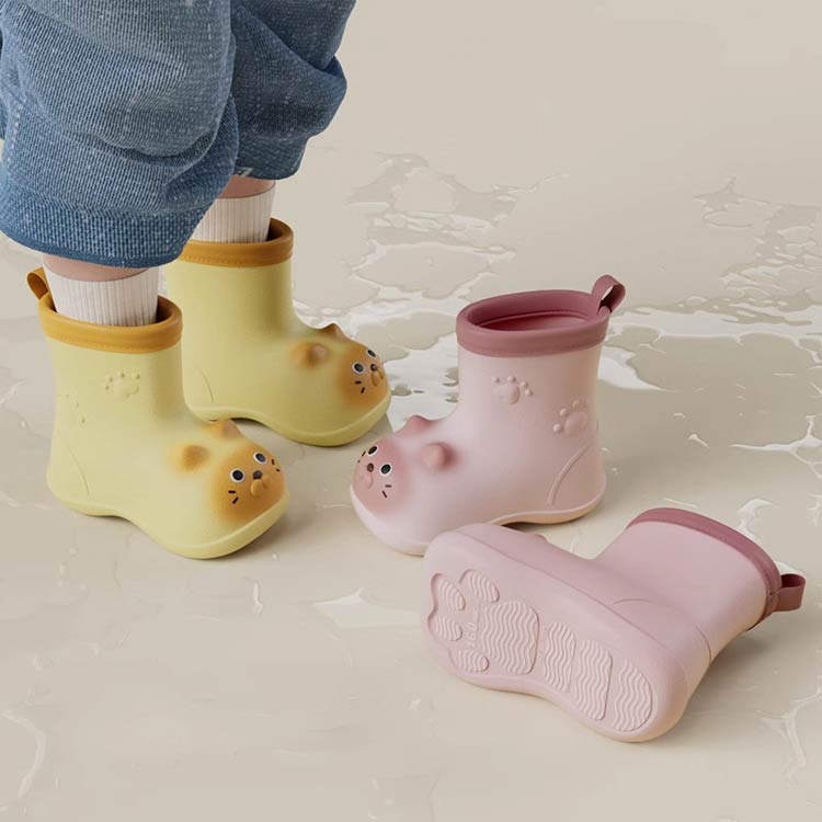 雨の日も笑顔で通園、通学できるオススメキッズレインシューズ！【U字型の爪先】ぷっくりと立体的な猫プリントが可愛い。 シューズの爪先の広い空間は足の指の動きをスムーズにできるようにし、成長発育と認知発達によい。【柔軟性材料】やわらかな素材で足あたりが良く屈曲しやすいので、お子様も元気に走りまわれます。豊富なサイズ展開なので姉妹でお揃いにしても、雨の日のお出かけが楽しくなりそう！【滑り止め】 デコボコで目の細かい形状になっており滑り止め効果があります。暗い雨の日でも歩く転びにくくママも心配ないです。雨の日にお出かけ、通学などにお使え、子供のプレゼントとしてお勧める一足ですよ!【中敷き付き】取り外れ可能なインソールつき、洗いがカンタンに。雨の日を楽しい気分に変えてくれます。雨の日の水まりジャンプの足を快適でドライにキープ。【軽量 防水】レインブーツは重いゴムの代わりに軽量で柔らかい防水材料で作られます。子供友ちが雨の日に走っ友りスキップしをり、水友まりに飛び込んだりすることができ、服や足を汚してしまう束縛から解放されます。 サイズ 13cm 14cm 15cm 16cm 17cm 18cm サイズについての説明 13cm 14cm 15cm 16cm 17cm 18cm 素材 PVC 色 黄 ピンク 灰 備考 ●サイズ詳細等の測り方はスタッフ間で統一、徹底はしておりますが、実寸は商品によって若干の誤差(1cm〜3cm )がある場合がございますので、予めご了承ください。 ●製造ロットにより、細部形状の違いや、同色でも色味に多少の誤差が生じます。 ●パッケージは改良のため予告なく仕様を変更する場合があります。 ▼商品の色は、撮影時の光や、お客様のモニターの色具合などにより、実際の商品と異なる場合がございます。あらかじめ、ご了承ください。 ▼生地の特性上、やや匂いが強く感じられるものもございます。数日のご使用や陰干しなどで気になる匂いはほとんど感じられなくなります。 ▼同じ商品でも生産時期により形やサイズ、カラーに多少の誤差が生じる場合もございます。 ▼他店舗でも在庫を共有して販売をしている為、受注後欠品となる場合もございます。予め、ご了承お願い申し上げます。 ▼出荷前に全て検品を行っておりますが、万が一商品に不具合があった場合は、お問い合わせフォームまたはメールよりご連絡頂けます様お願い申し上げます。速やかに対応致しますのでご安心ください。