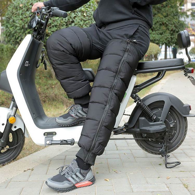 防風・防水・防寒の裏起毛キルティングレッグウォーマー。ひざ上までしっかりカバーするロング丈。しっかりした厚みの毛足の長い裏ボアで、足元に毛布をまとったかのような暖かさを実感できます。履口には調節ゴム付き、お好きなサイズに調整可能です。 サイズ 長さ70cm 長さ60cm サイズについての説明 長さ70cm 長さ60cm 素材 ポリエステル 色 ブラック 備考 ●サイズ詳細等の測り方はスタッフ間で統一、徹底はしておりますが、実寸は商品によって若干の誤差(1cm〜3cm )がある場合がございますので、予めご了承ください。 ●商品の色は、撮影時の光や、お客様のモニターの色具合などにより、実際の商品と異なる場合がございます。あらかじめ、ご了承ください。 ●製品によっては、生地の特性上、洗濯時に縮む場合がございますので洗濯時はご注意下さいませ。 ▼色味の強い製品によっては他の衣類などに色移りする場合もございますので、速やかに（脱水、乾燥等）するようにお願いいたします。 ▼生地によっては摩擦や汗、雨などで濡れた時は、他の製品に移染する恐れがございますので、着用の際はご注意下さい。 ▼生地の特性上、やや匂いが強く感じられるものもございます。数日のご使用や陰干しなどで気になる匂いはほとんど感じられなくなります。