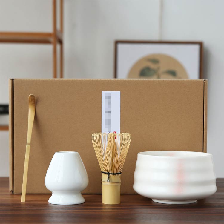 【茶道具4点セット】【8タイプ】抹茶を美味しく作るために必要なものがすべて揃った抹茶セットです。4点セット内容：抹茶茶碗、茶筅、茶筅立て、茶杓。高品質な竹材質で作られており、天然素材は環境に優しく、安心使えます。高品質な陶器で手軽に使えて、お手入れも簡単！抹茶初心者からプロフェッショナルまで、幅広いニーズに応える茶道具セットです。家庭、オフィス、茶室、応接室で、抹茶の魅力を気軽に楽しむことができます。 サイズ 4点セット サイズについての説明 抹茶茶碗：12.7*7cm 茶筅：6.5*11.2cm 茶筅立て：6.5*7cm 茶杓：長さ18cm　※実寸法は商品によって若干の誤差がある場合がございます。 素材 竹 陶器 色 タイプ1 タイプ2 タイプ3 タイプ4 タイプ5 タイプ6 タイプ7 タイプ8 備考 ●サイズ詳細等の測り方はスタッフ間で統一、徹底はしておりますが、実寸は商品によって若干の誤差(1cm〜3cm )がある場合がございますので、予めご了承ください。 ●製造ロットにより、細部形状の違いや、同色でも色味に多少の誤差が生じます。 ●パッケージは改良のため予告なく仕様を変更する場合があります。 ▼商品の色は、撮影時の光や、お客様のモニターの色具合などにより、実際の商品と異なる場合がございます。あらかじめ、ご了承ください。 ▼生地の特性上、やや匂いが強く感じられるものもございます。数日のご使用や陰干しなどで気になる匂いはほとんど感じられなくなります。 ▼同じ商品でも生産時期により形やサイズ、カラーに多少の誤差が生じる場合もございます。 ▼他店舗でもを共有して販売をしている為、受注後欠品となる場合もございます。予め、ご了承お願い申し上げます。 ▼出荷前に全て検品を行っておりますが、万が一商品に不具合があった場合は、お問い合わせフォームまたはメールよりご連絡頂けます様お願い申し上げます。速やかに対応致しますのでご安心ください。