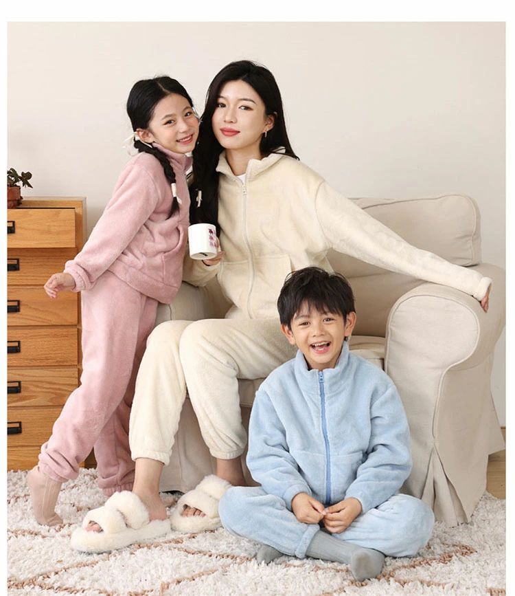 商品説明 商品詳細 商品番号:h829 商品名: パジャマ キッズ 親子 パジャマ 女の子 男の子 冬用 ルームウェア もこもこ パジャマ 上下セット フランネル 子供パジャマ セットアップ 暖かい 長袖 ジュニア ユニセックス 部屋着 かわいい おしゃれ 寝巻き110 120 130 140 150 160 165 170 180cm 【素材】: ポリエステル 【サイズ】: 110-180cm 発売日:2024/10/10 特徴 親子で楽しめる「もこもこパジャマ」は、冬の寒さから守る暖かいフランネル素材を使用したルームウェアです。女の子も男の子も着られるユニセックスデザインで、110cmから180cmまでの幅広いサイズ展開が魅力。長袖の上下セットアップは、かわいらしさとおしゃれさを兼ね備え、部屋着としても寝巻きとしても最適です。家族みんなでお揃いのコーディネートを楽しみながら、心地よいリラックスタイムを過ごせます。 注意事項 ※ お使いのモニターの発色具合によって、実際のものと色が異なる場合がございます。 ※当商品は機械による生産の過程上、どうしても''生地を織る際の糸の継ぎ目''や多少の''ほつれ''、他繊維の''混紡''、また、採寸方法により多少の''誤差''1~3cmが生じる場合がございます。 予めご理解くださいますよう、お願い申し上げます。 パジャマ キッズ 親子 パジャマ 女の子 男の子 冬用 ルームウェア もこもこ パジャマ 上下セット フランネル 子供パジャマ セットアップ 暖かい 長袖 ジュニア ユニセックス 部屋着 かわいい おしゃれ 寝巻き110 120 130 140 150 160 165 170 180cm