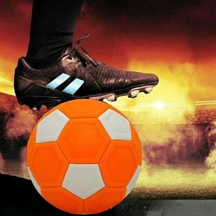 カーブが良くかかるサッカーボールですこのボールを使えばあの元代表で世界的フリーキッカー並みのカーブボールが蹴れるかもゴムのような弾む素材 カーブがよくかかるのでゴールキーパーの練習にも最適オレンジ×ホワイトで特徴的なデザイン遊びにも練習にも使える楽しい魔球 商品詳細 ■カラー：オレンジホワイト■サイズ：4号球■重量：230-250g■材質：EV 注意事項空気入れをご準備くださいこちらは機能は非常に似通っておりますがキッカーボールではございません。 原産国／製造国: 中国 .サッカーボール、変化球、マジック、曲がる、キッカー、カーブ、ボール、4号球、練習道具、サッカー練習、フットボール、トレーニング、子供、キッズ、リフティング、シュート練習、キック技術、上達用、部活、体育、運動、スポーツ、初心者、人気、おすすめ、ランキング。曲がるボールでキックの感覚を楽しく練習できます。。 指定された配送時間は承っておりません。 三和ライフセレクトショップ