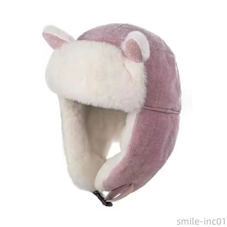 ★新品★耳まであったか2wayおしゃれに防寒できる2wayキャップ耳当て部分は折り返して上で固定可能。ふんわりなフェイクファー素材と綿の組み合わせがとってもおしゃれ。耳を下ろして被ると、あったかい~と大喜びです。これで北風もOK!サイズ感も丁度良いです。キャップ派の防寒におすすめです。 サイズ 子供用（50-55cm） サイズについての説明 子供用（50-55cm） 素材 綿 ポリエステル フェイクファー 色 ピンク ブラック ブラウン イエロー 備考 ●サイズ詳細等の測り方はスタッフ間で統一、徹底はしておりますが、実寸は商品によって若干の誤差(1cm〜3cm )がある場合がございますので、予めご了承ください。 ●製造ロットにより、細部形状の違いや、同色でも色味に多少の誤差が生じます。 ●パッケージは改良のため予告なく仕様を変更する場合があります。 ▼商品の色は、撮影時の光や、お客様のモニターの色具合などにより、実際の商品と異なる場合がございます。あらかじめ、ご了承ください。 ▼生地の特性上、やや匂いが強く感じられるものもございます。数日のご使用や陰干しなどで気になる匂いはほとんど感じられなくなります。 ▼同じ商品でも生産時期により形やサイズ、カラーに多少の誤差が生じる場合もございます。 ▼他店舗でも在庫を共有して販売をしている為、受注後欠品となる場合もございます。予め、ご了承お願い申し上げます。 ▼出荷前に全て検品を行っておりますが、万が一商品に不具合があった場合は、お問い合わせフォームまたはメールよりご連絡頂けます様お願い申し上げます。速やかに対応致しますのでご安心ください。