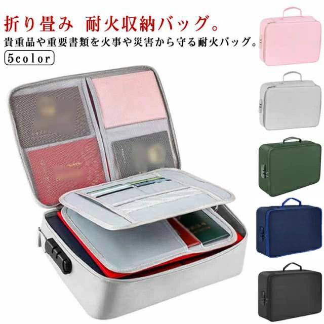 折り畳み 耐火収納バッグ。貴重品や重要書類を火事や災害から守る耐火バッグ。グラスファイバー製なので炎に強く頑丈です。大切な書類や貴重品の管理に。プライバシーを守るダイヤルロック付き。持ち手付きで持ち運びもラクラク！パスワード設定方法：1.初期設定000にしてボタンを押して開きます2.ボタンを押しながら番号変更する事で変更可能3.変更後はその番号に合わせる事で解除が可能に！ サイズ F（3層式） サイズについての説明 サイズ：36.5*27*11cm※サイズ計測には誤差が生じます。 素材 ポリエステル グラスファイバー 色 グレー ブラック ピンク カーキ ネイビー 備考 ●サイズ詳細等の測り方はスタッフ間で統一、徹底はしておりますが、実寸は商品によって若干の誤差(1cm〜3cm )がある場合がございますので、予めご了承ください。 ●製造ロットにより、細部形状の違いや、同色でも色味に多少の誤差が生じます。 ●パッケージは改良のため予告なく仕様を変更する場合があります。 ▼商品の色は、撮影時の光や、お客様のモニターの色具合などにより、実際の商品と異なる場合がございます。あらかじめ、ご了承ください。 ▼生地の特性上、やや匂いが強く感じられるものもございます。数日のご使用や陰干しなどで気になる匂いはほとんど感じられなくなります。 ▼同じ商品でも生産時期により形やサイズ、カラーに多少の誤差が生じる場合もございます。 ▼他店舗でも在庫を共有して販売をしている為、受注後欠品となる場合もございます。予め、ご了承お願い申し上げます。 ▼出荷前に全て検品を行っておりますが、万が一商品に不具合があった場合は、お問い合わせフォームまたはメールよりご連絡頂けます様お願い申し上げます。速やかに対応致しますのでご安心ください。