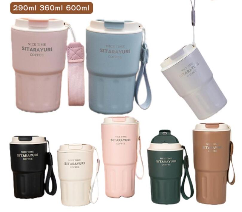 保温保冷 真空断熱 こぼれない設計290ml 360ml 600ml・【色んなニーズに対応3サイズ】容量290ml、360ml、600mlのを用意しており、お使い道に分けて、色違いと容量違いのがご自由にお選べます。・【真空断熱・保冷保温】ステンレス真空断熱マグカップタンブラー真空二重断熱構造で、飲み物の最適な温度を保つことができます。6時間、0°の氷水は10°C以下を保ち、100°のお湯は60°以上を保ち、年中いつでも利用可能です。・【取って付き】移動の際に持ち運びがもっとしやすいように取ってをついています。もちろん、不要な場合も外せます。 サイズ F サイズについての説明 製品容量：290ml/360ml/600ml製品重量：188g/217g/275g製品寸法 ：8.8×11.8/8.8×14.5/8.8×19.4cm※商品のサイズは手作業で測定させて頂いておりますので、若干の誤差があります。 素材 内側304ステンレス、外側201ステンレス 色 ベージュ（290ml） ピンク（290ml） コーヒー（290ml） ブラック（290ml） ブルー（290ml） グリーン（290ml） ベージュ（360ml） ピンク（360ml） コーヒー（360ml） ブラック（360ml） ブルー（360ml） グリーン（360ml） ベージュ（600ml） ピンク（600ml） コーヒー（600ml） ブラック（600ml） ブルー（600ml） グリーン（600ml） 備考 ●サイズ詳細等の測り方はスタッフ間で統一、徹底はしておりますが、実寸は商品によって若干の誤差(1cm〜3cm )がある場合がございますので、予めご了承ください。 ●製造ロットにより、細部形状の違いや、同色でも色味に多少の誤差が生じます。 ●パッケージは改良のため予告なく仕様を変更する場合があります。 ▼商品の色は、撮影時の光や、お客様のモニターの色具合などにより、実際の商品と異なる場合がございます。あらかじめ、ご了承ください。 ▼生地の特性上、やや匂いが強く感じられるものもございます。数日のご使用や陰干しなどで気になる匂いはほとんど感じられなくなります。 ▼同じ商品でも生産により形やサイズ、カラーに多少の誤差が生じる場合もございます。 ▼他店舗でも在庫を共有して販売をしている為、受注後欠品となる場合もございます。予め、ご了承お願い申し上げます。 ▼前に全て検品を行っておりますが、万が一商品に不具合があった場合は、お問い合わせフォームまたはメールよりご連絡頂けます様お願い申し上げます。速やかに対応致しますのでご安心ください。