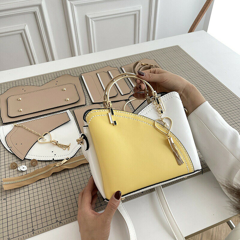 商品説明ショルダーバッグdiyキット:半完成品のdiyソーイングキットです。手作業で完成させることです。完成したバッグのサイズは、23×19×11cmです。素晴らしいクラフトマンシップ： 高品質のPUレザーと金属で作られています。柔らかなレザーは手触りが良くお手入れも簡単です。メタル製のバックルは光沢があり、簡単に色褪せ、変形しません。頑丈で耐久性があるため、長期にわたりご使用いただけます。 注意事項・本商品の作り方ビデオは、別途メールにてご連絡いただければ提供いたします。 なお、当ビデオには日本語の解説が含まれておりません。・本商品はDIYキットであり、完成品ではありません ・写真はイメージです。手動測定による多少のサイズ誤差はご容赦ください。 また、画像の色と実物の色との差は多少がありますので、改めてご理解の程お願い致します。