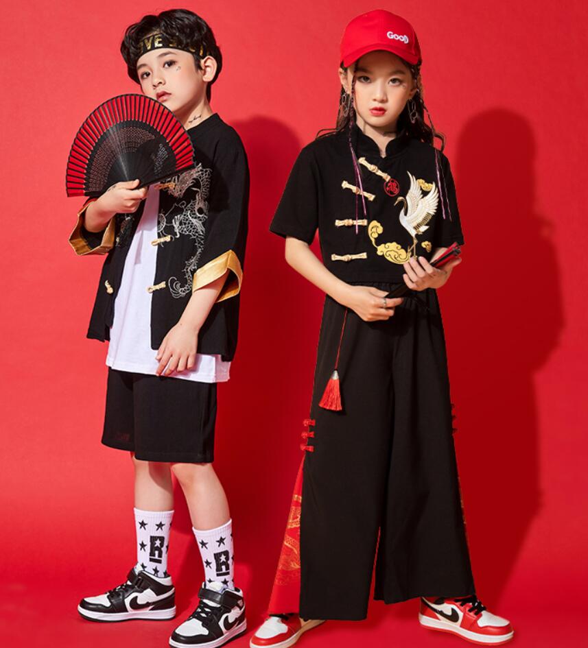 商品詳細子供ダンス衣装　中華風ダンスウェア　セットアップ 内容女の子衣装上下2点SET：3480円男の子衣装上下2点SET：3480円女の子衣装上下2点SET＋扇子：3880円男の子衣装上下2点SET＋扇子：3880円サイズ110　120　130　140　150　160　170　180素材コットン　ポリエステル注意事項：1.素人採寸サイズなので若干誤差が生じる場合がございます。 2.撮影の環境とお使いのモニターの設定状況により、実際のカラーの色味と異なる場合ございます。 3.ポケットありの衣装も縫い付られてある場合がございます。工場大量生産の物はミシン1本かけてある事もあります。ポケットの裏地確認頂きましたら、縫い目を従って切ってください。4.海外製品は日本製より裁縫や仕立てに甘さ（ほつれあること）がございます、在庫管理条件や運送状況によりシワが出ることもございます。ご理解頂き、お買上げください。5.複数店舗を運営しております為、万一、商品の品切れの場合、 別途メールにてご報告させていただきます。どうかご容赦ください。6.注文受付して24時間内弊社より注文受付のメールを配信致します。放置して連絡無いことはございません。24時間以上受信出来ていない場合、ドメインの設定をご確認ください。7.他に不明点がございましたら、気軽くお問い合わせください。
