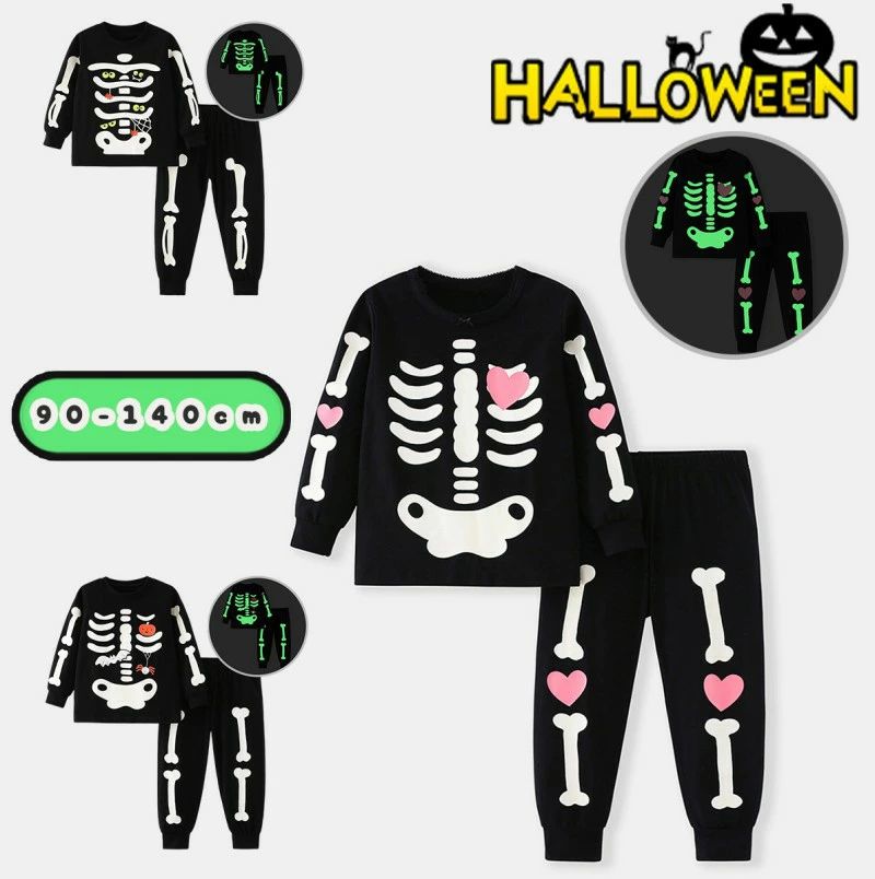 商品詳細 ハロウィンやイベントで大活躍する夜光スケルトンパジャマセットが登場。 暗闇で光る蛍光が、お子さまの気分を盛り上げます。 長袖タイプで季節を問わず使え、柔らかいコットン素材を使用しているため肌触りも快適。 ベビーからキッズまで幅広いサイズ展開で、兄弟や親子お揃いコーデも可能です。 かわいいだけでなくルームウェアとしても使え、ギフトやパーティーグッズとしてもおすすめです。 この一着で、お子さまのハロウィンがもっと楽しく特別な思い出になります。 カラー 画像通り 素材 95%綿 5%ポリウレタン 原産国 中国 注意事項 ※ご覧になる環境により実際の商品素材の色と相違する場合がございます。 ※生産によりデザインや色が微妙に変更される場合がございます。 ※包装に一部傷・汚れが生じる場合があります。あらかじめご了承ください。 ※寸法に多少の誤差(±2〜3cm)が生じる場合がありますが、品質上問題はございません。