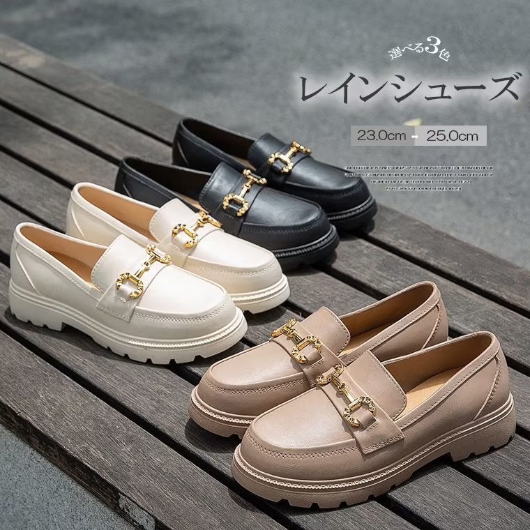 雨の日、アウトドアにも！防水 ローファー スリッポン レインシューズ ビット PVC 学生 通学 レイン靴 雨靴 レディース靴 パンプス ビット 靴 学生 通学■　商品説明デイリーからオフィスまで使えるレインシューズ。雨の日だってカジュアルでオシャレに…♪ゴールドのビットがデザインされた、マニッシュな雰囲気が可愛いディティール。キレイめにもカジュアルにも合わせやすいデザインです。きちんとスタイルにも対応してくれるので幅広いテイストでご使用いただけます◎雨の日だけでなく、釣りや、川遊び、フェス、キャンプなど、アウトドアシーンでも大活躍！■　カラーブラック / ホワイト / ベージュ■　サイズ36 / 37 / 38 / 39 / 40・36(23.0cm)・37(23.5cm)・38(24.0cm)・39(24.5cm)・40(25.0cm)※ヒールの厚み：約3センチ■　素材PVC■　検索キーワードスリッポンデザイン スリッポン レインシューズ サンダル ゴム レイン靴 雨の日靴 レディース靴 防水 パンプス ホワイト ブラック ピンク ブルー 36 37 38 39 40 23.0cm 23.5cm 24.0cm 24.5cm 25.0cm PVC 梅雨 防水 雨靴 通勤 農作業 掃除 防水防滑 動きやすい 梅雨対策 通勤 通学 作業用 釣り 洗車 晴雨兼用 雨具 レインシューズ ガーリー きれいめ カジュアル 韓国っぽ 滑り止め OL 通勤 通学　