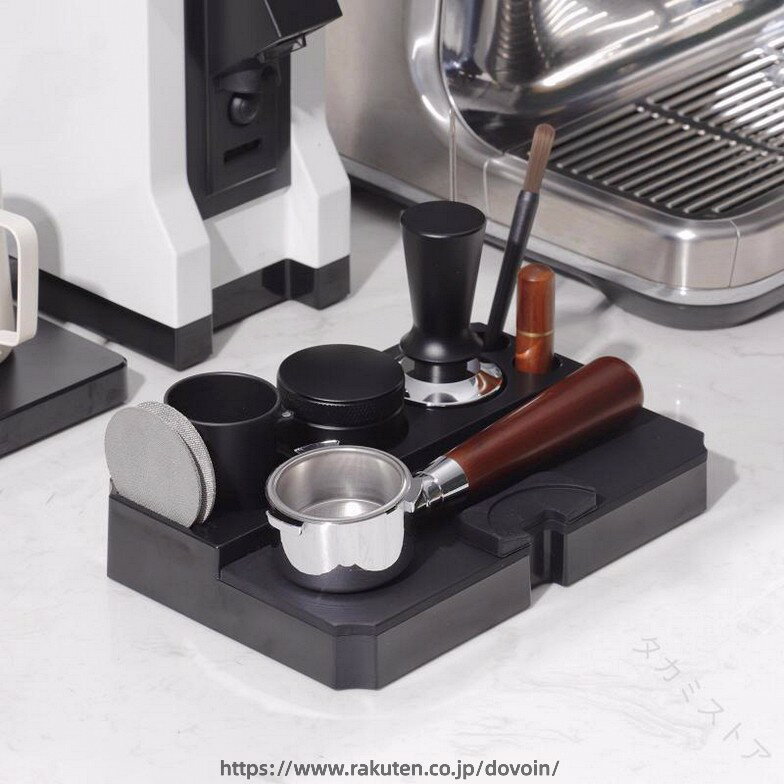 説明: 【素材】: 食品コーヒータンパーホルダー、軽量設計、持ち運びが簡単、安定性と耐久性があります。【互換性】: 51mm/54mm/58mm エスプレッソマシンハンドルブラケット、パウダーディストリビューター、コンパクター用のエスプレッソタンピングステーションアプリケーション。【思いやりのあるデザイン】: 底なしハンドル、パウダーディストリビューター、パウダーホルダーを同時に配置できます。コーヒー抽出作業に便利です。【滑り止めベース】: 底部に滑り止めの足マット。デスクトップからの滑りを効果的に防止し、より安定し、省力化できます。【コーヒーメーカーツール】: コーヒーマシンのコーヒーアクセサリー。バリスタの友人に非常に適しています。 仕様: 材質：ABS サイズチャート: 16cmx24cm/6.30インチx9.45インチ。 パッケージに含まれるもの: 1 エスプレッソタンピングステーションご購入前のご案内● サイズについて：スタッフ間で測り方を統一していますが、実寸に1〜3cmの誤差がある場合がありますのでご了承ください。● 商品の色は、撮影時の光やモニターによって異なる場合がありますのでご注意ください。● 生地特性により匂いが感じられることがありますが、数日で気にならなくなります。● 他店舗と在庫を共有しているため、受注後に欠品となる場合があります。▼出荷前には全て検品を行っておりますが、万が一商品に不具合があった場合は、お問い合わせフォームよりご連絡くださいますようお願い申し上げます。営業日に対応いたしますのでご安心ください。 【原産国／製造国: 中国】 .コーヒータンピングスタンドはバリスタや家庭で使えるプレミアムなコーヒー器具です。タンパーやタンピングツールとしてエスプレッソやカフェ用品に最適。コーヒーグッズ、バリスタ用品、家庭用、プロ仕様、高耐久、高品質、おしゃれでコンパクトな設計。おすすめのコーヒーアクセサリーとして人気。ランキング上位のコーヒー用品でセール対象。安定したタンピングベースで使いやすく、カフェ用にも最適です。。 指定された配送時間は承っておりません。【タカミストア】