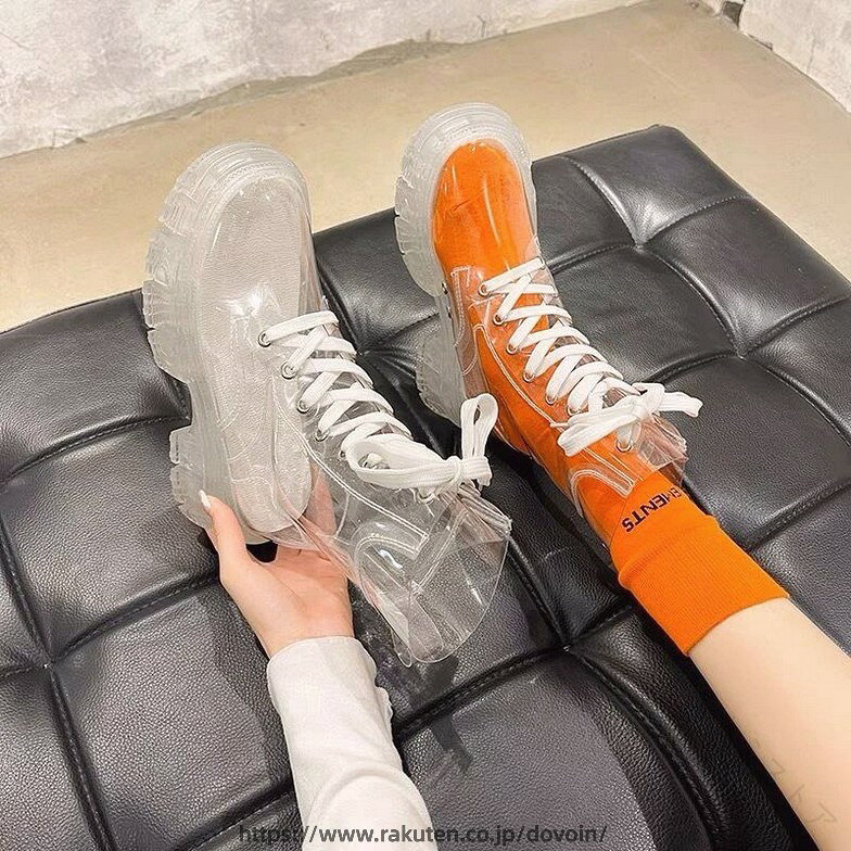 【原産国／製造国: 中国】 .クリアブーツ、レディース、ショートブーツ、ブーツ、透明ビニール、太ヒール、ブーティ、春秋、ファッション、美脚、トレンド、可愛い、おしゃれ、歩きやすい、滑りにくい、軽量、通気性、防水、履きやすい、カジュアル、大人かわいい、春、夏、秋、冬、新作、2024、人気、靴、シューズ。女性の足元を美しく魅せるクリアブーツは、春秋の季節にぴったりな太ヒールとショート丈で安定感抜群。透明素材のためコーディネートしやすく、トレンドを押さえたデザインで様々なシーンに対応。雨の日も安心の防水性や滑りにくいソールで快適な履き心地を実現。ファッション感度の高い大人女性におすすめの靴です。。 指定された配送時間は承っておりません。【タカミストア】