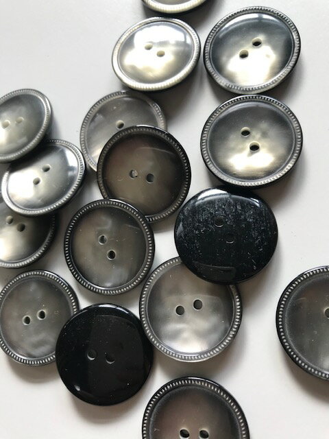 黒蝶貝風　黒ボタン　大きいボタン　50個入り 外径25mm 　#60