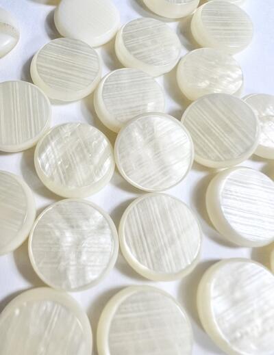 白ボタン　美しい　貝調カラー　手芸ボタン　サイズ豊富