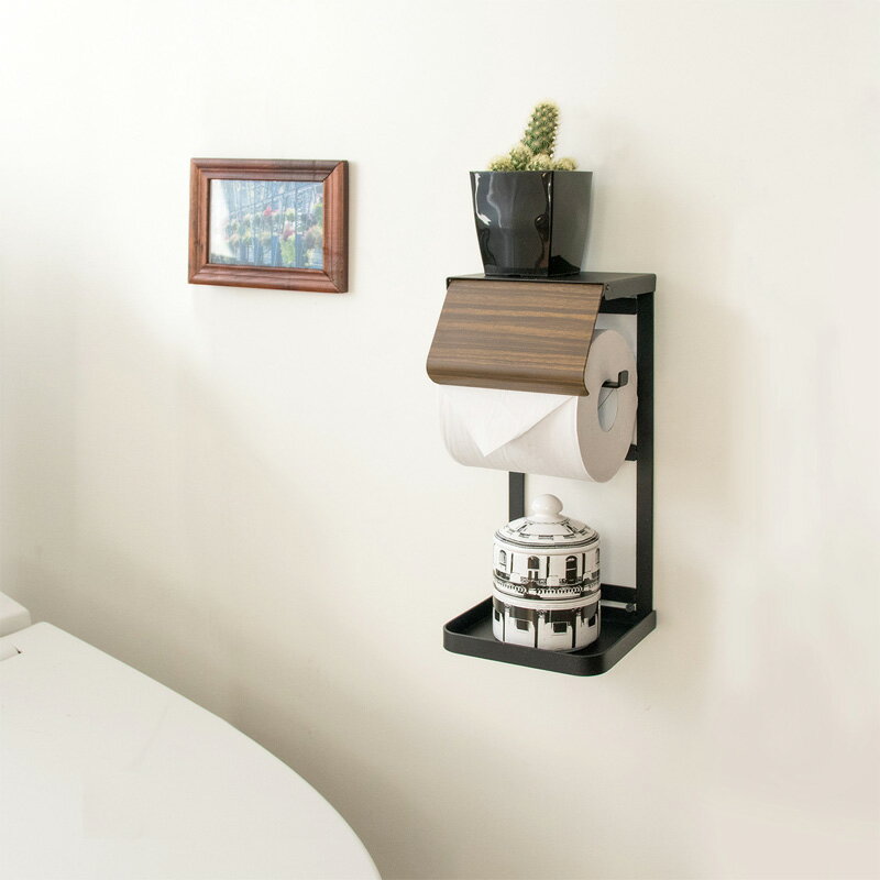 ご購入前に必ずにて商品の詳細をご確認下さい。また、商品に関して何かご不明な点は下記までお問い合せ下さい。株式会社宮武製作所06-6719-0195※メーカーのサポート体制は予告無く変更・終了する場合がございます。※当商品は代金引換をご利用頂く事が出来ません。買い物かごのお支払方法にて代金引換をお選び頂かない様お願い申し上げます。 省スペースな縦型の木目柄トイレットペーパーホルダー■場所を取らないスリムデザイン ■取り出しやすいシンプルホルダー ■ストックや小物が置けるトレイ ■ちょい置きができるフラットな天板 ■長く使えるこだわり素材 ◇サイズ：幅12.5×奥行き11.5×高さ28cm ◇材質：スチール（粉体塗装、木転写加工） ◇重量：0.8kg ◇耐荷重：天板：0.5kg、下棚：0.5kg ◇備考 トイレットペーパー対応サイズ：直径10cm以内 芯内径2cm以上、完成品 ※自立式ではありません。