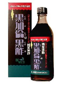 項目 詳細 商品特長 濃縮タイプの純玄米酢ドリンクです。 酢の効果：疲れ知らず！ 酢の中に含まれるクエン酸が、疲労の原因となる乳酸を分解してくれます。それとともに血液の状態を元に戻す力がアップ、体調管理に、からだの機能調整に役立ちます！ ●リンゴ酸 ●クエン酸 ●ビタミンC ●アントシア二ン等が含まれています。 杉の大タルで仕込み醸造された純玄米酢に蜂蜜、りんご果汁、オリゴ糖さらに 黒加倫を加えた濃縮タイプの純玄米酢ドリンクです。 特に黒酢は熟成期間が長く手間ひまかけて作られているだけに、熟成度が高く栄養も豊富です。黒加倫とは中国の食卓に古くから使用されてきたブドウのような房をいくつもつくり、先に深い紫色の小さい実が成る果実です。 内容量 500ml 原材料 はちみつ、りんご果汁、純玄米黒酢、オリゴ糖、黒房スグリ、酸味料 召し上がり方 5〜6倍の水、炭酸で割ってお召し上がり頂けます。 栄養成分 栄養成分値　100g あたり エネルギー 199kcal タンパク質 0.2g 脂質 　- 炭水化物 48.5g ナトリウム 9mg 食塩相当量 0g 酢酸 0.4g クエン酸 1.0g 産地 中国の黒龍江省の長向山脈地帯 メーカー 株式会社 ビーワイルド