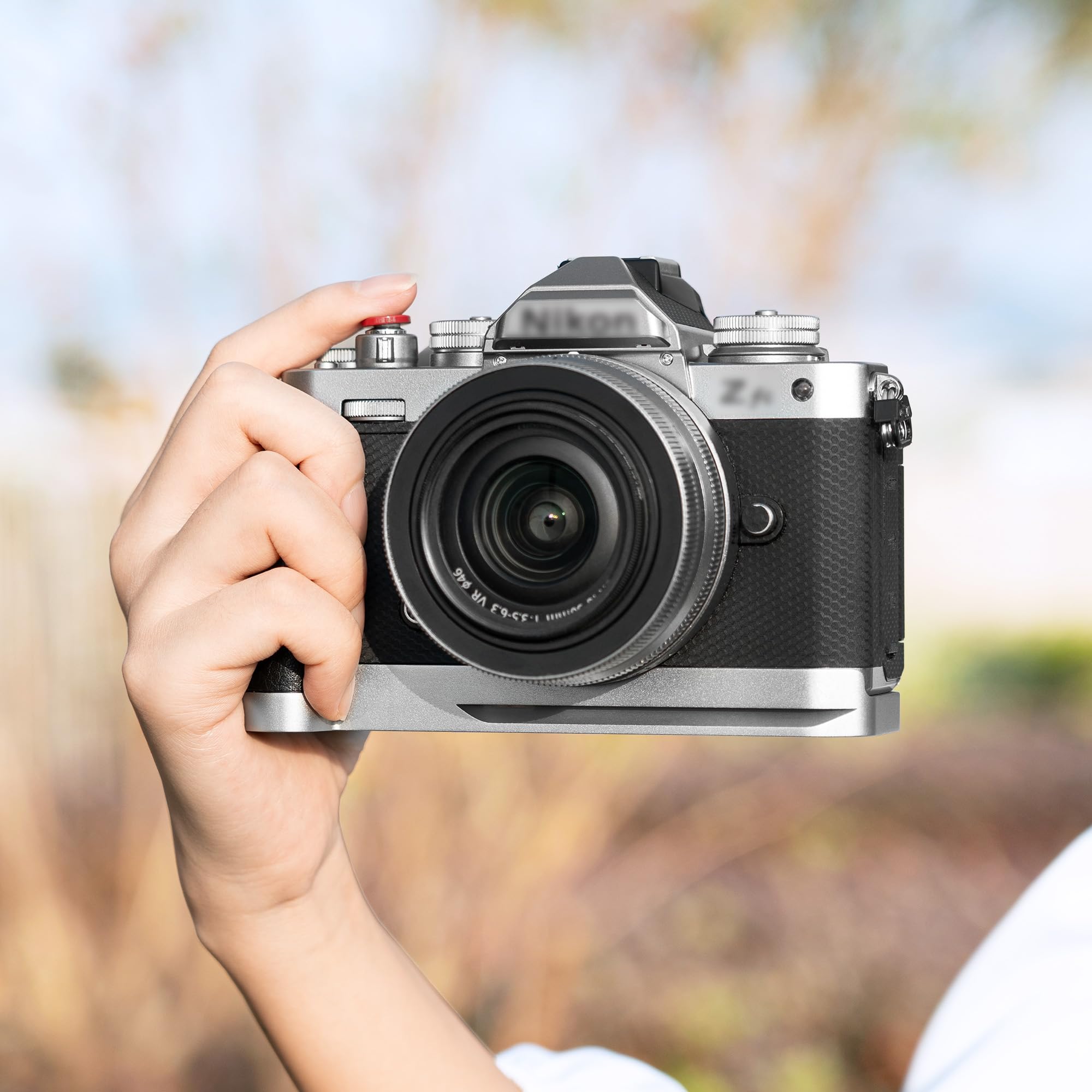 【改良バージョン】JJC Z fc-GR1 グリップ バッテリーグリップ Nikon Z fc Zfc 用 ハンドグリップ 電池交換が便利 底の1/4"-20のネジ 三脚取り付け可能