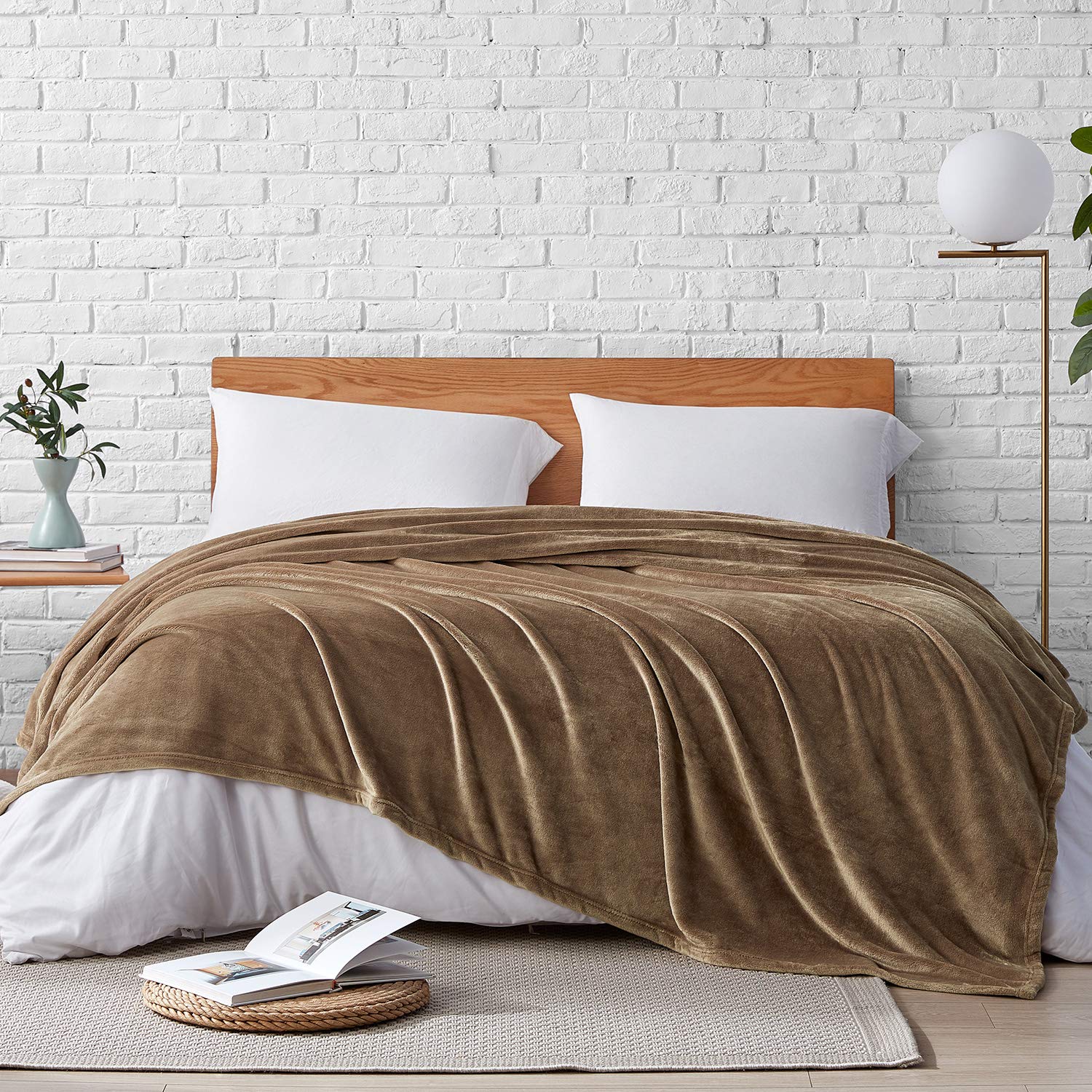 【送料無料】Hansleep 毛布 ダブル 冬用 ブランケット 大きめ 180x200cm 大判 マイクロファイバー 柔らかく肌触り フランネル 洗える 軽量 静電防止 四季適用 (180x200,キャメル)