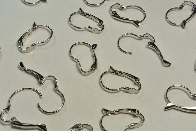 フレンチフックです。ピアスのベース等にお使いください。サイズ：約18mm×12mm 径部：約0.7mm数量：4個ご購入前に必ずご確認ください 同梱と送料について 複数商品を一緒にご購入の場合は同梱発送いたします。送料は1件分のみとなります。...